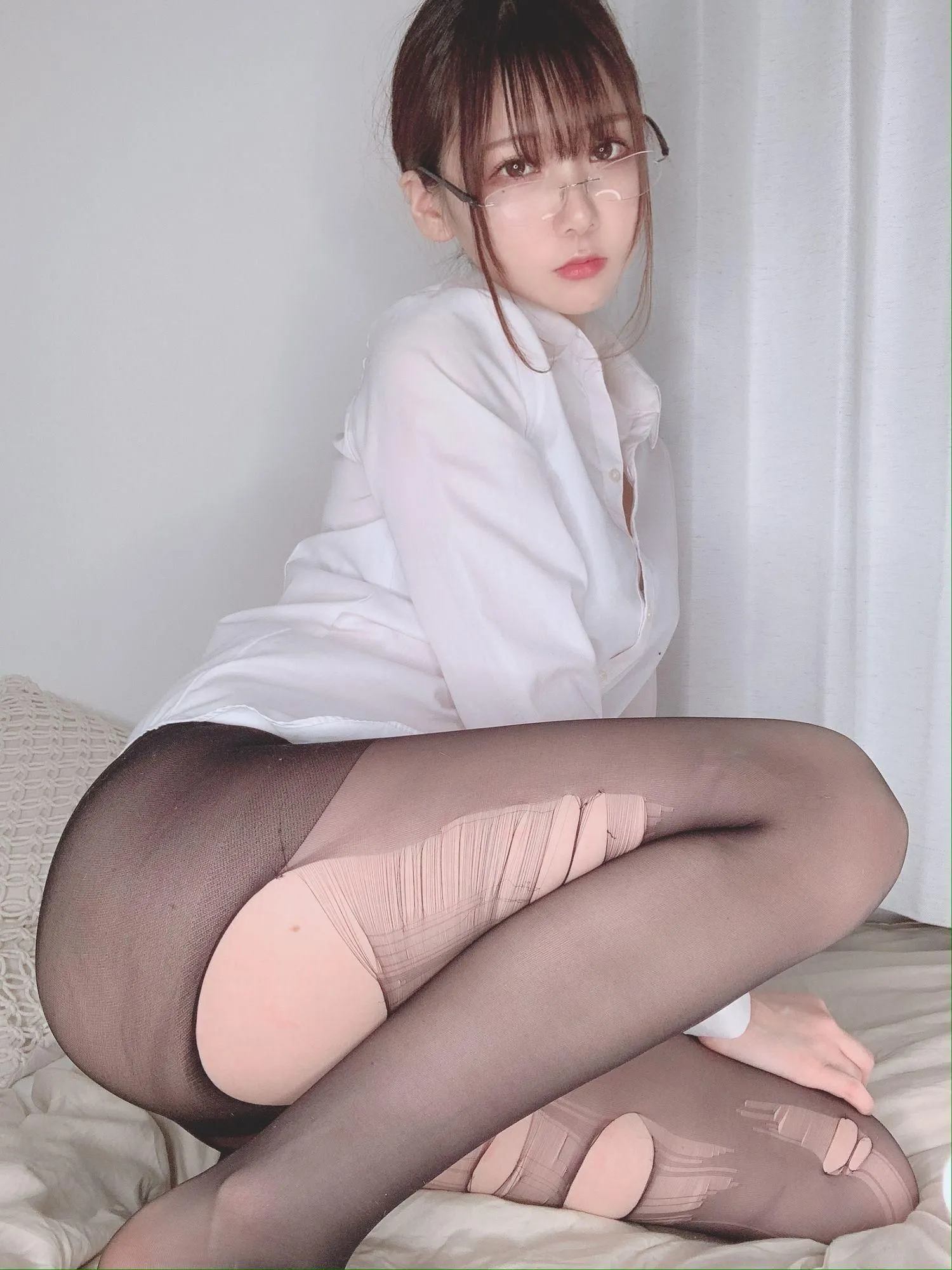 @けん研 (けんけん) – NO.17 [Fantia] 2020年05月合集-ストッキング(破いたver.) [17P]插图1
