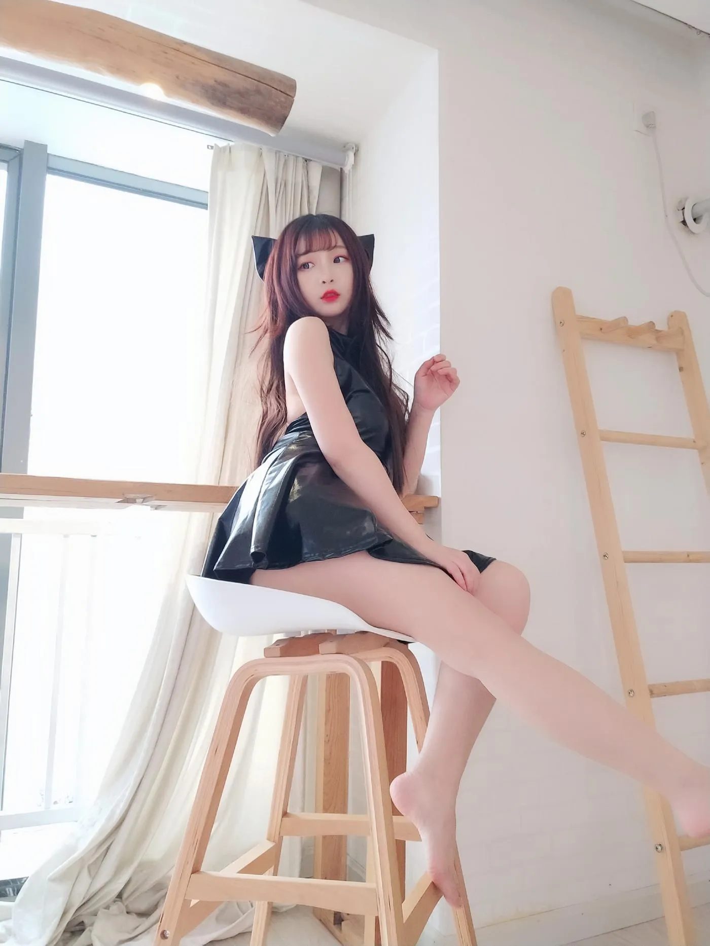 古川kagura – NO.42 黑亮连衣裙裸足 [35P]插图8