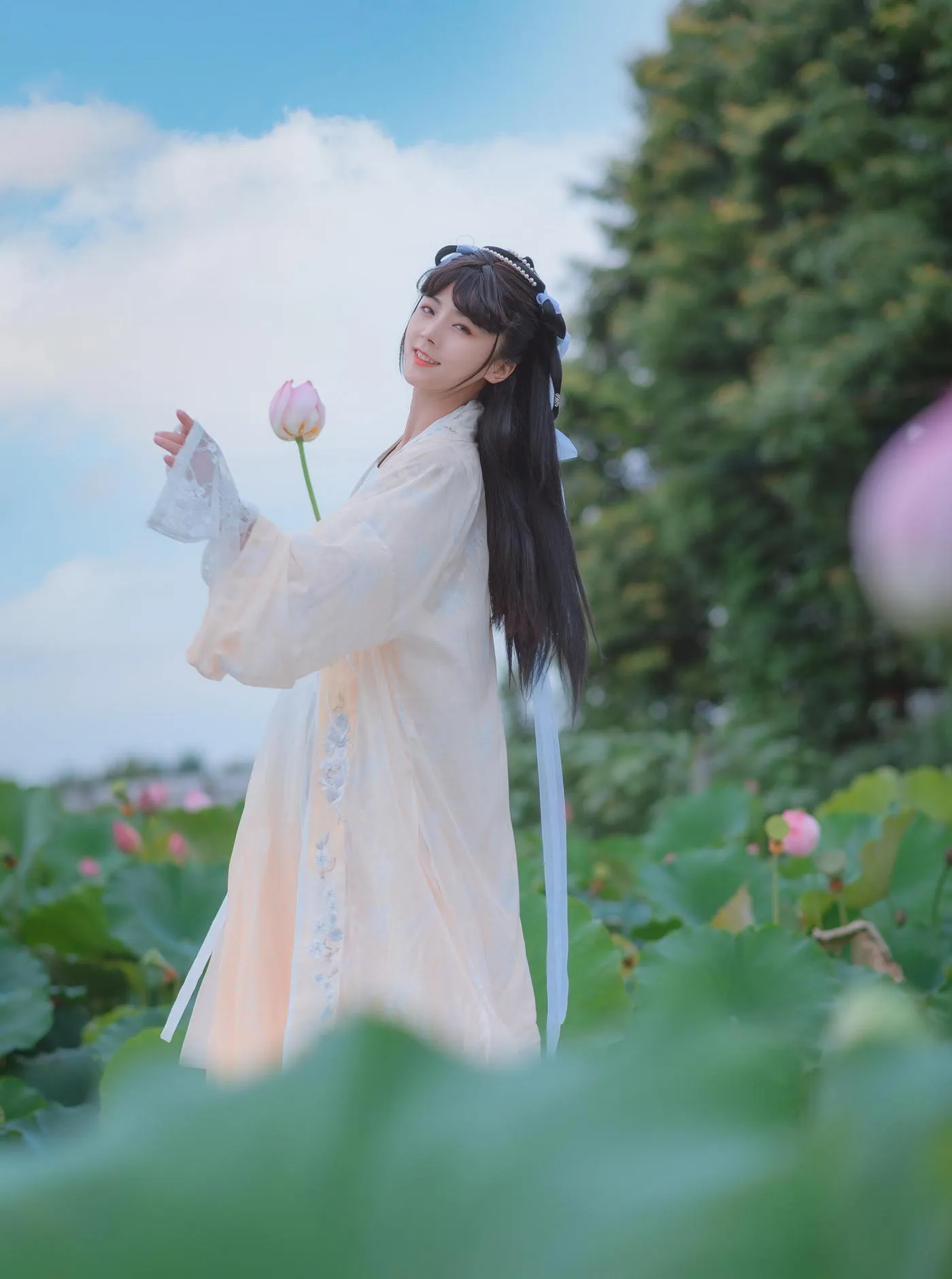 拿相机的执义 – NO.18 『汉服写真』荷叶罗裙一色裁，芙蓉向脸两边开。乱入池中看不见，闻歌始觉有人来。 [12P]插图5