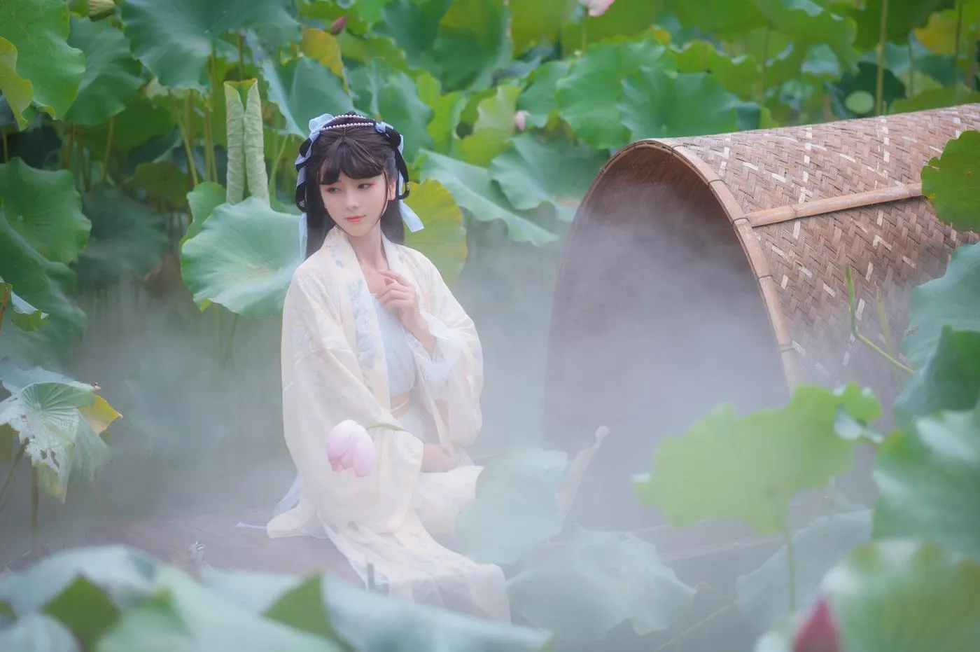 拿相机的执义 – NO.18 『汉服写真』荷叶罗裙一色裁，芙蓉向脸两边开。乱入池中看不见，闻歌始觉有人来。 [12P]插图6