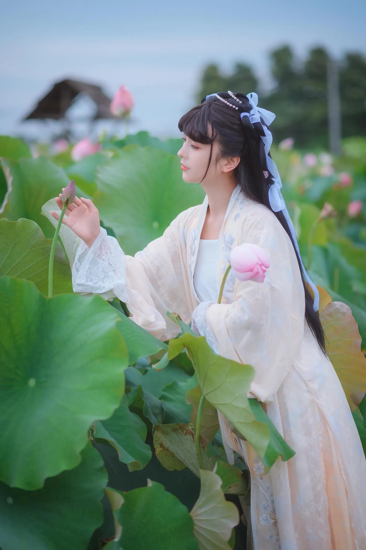 拿相机的执义 – NO.18 『汉服写真』荷叶罗裙一色裁，芙蓉向脸两边开。乱入池中看不见，闻歌始觉有人来。 [12P]插图7
