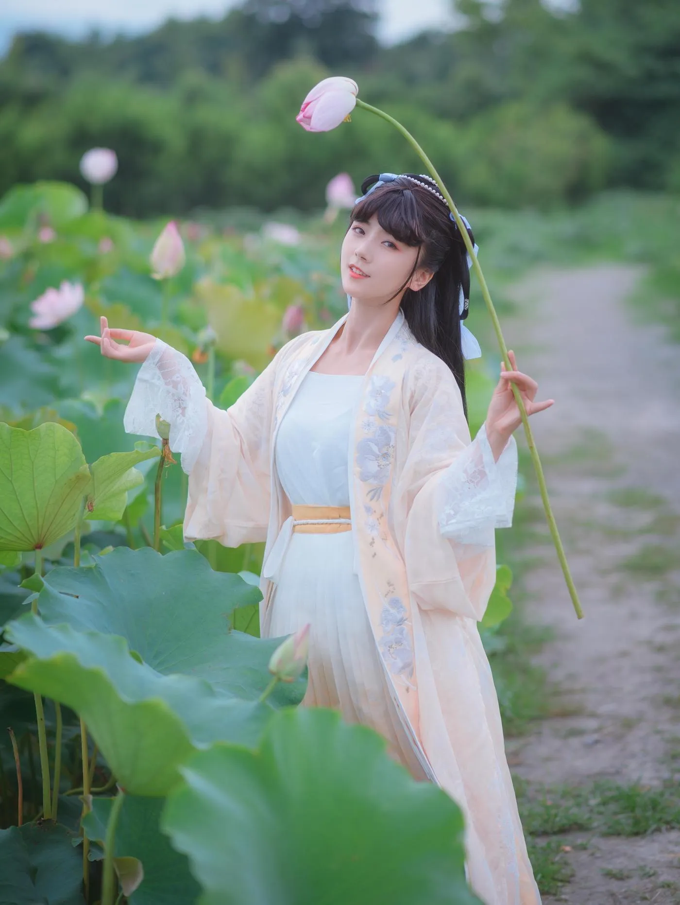 拿相机的执义 – NO.18 『汉服写真』荷叶罗裙一色裁，芙蓉向脸两边开。乱入池中看不见，闻歌始觉有人来。 [12P]插图8