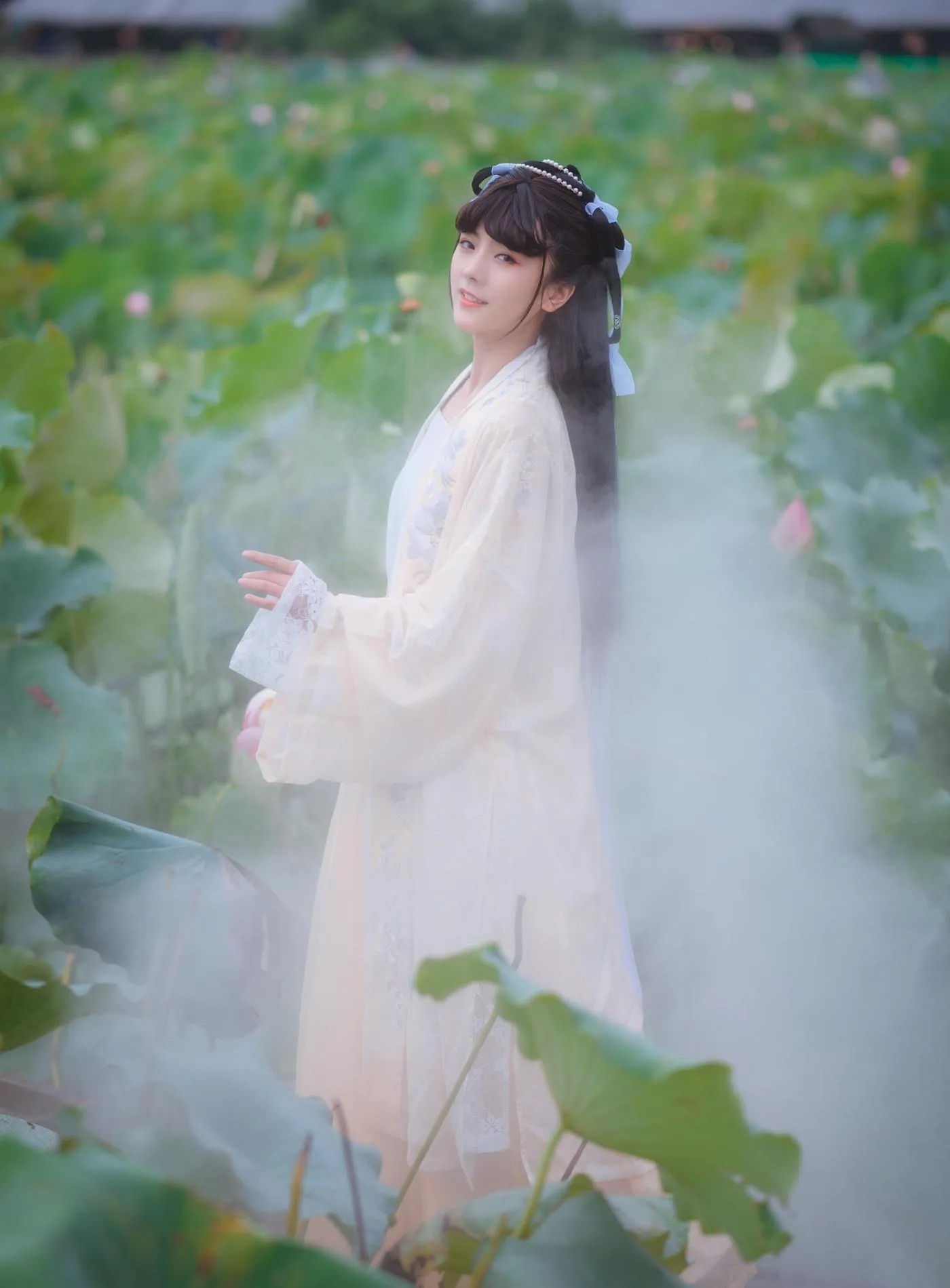 拿相机的执义 – NO.18 『汉服写真』荷叶罗裙一色裁，芙蓉向脸两边开。乱入池中看不见，闻歌始觉有人来。 [12P]插图9