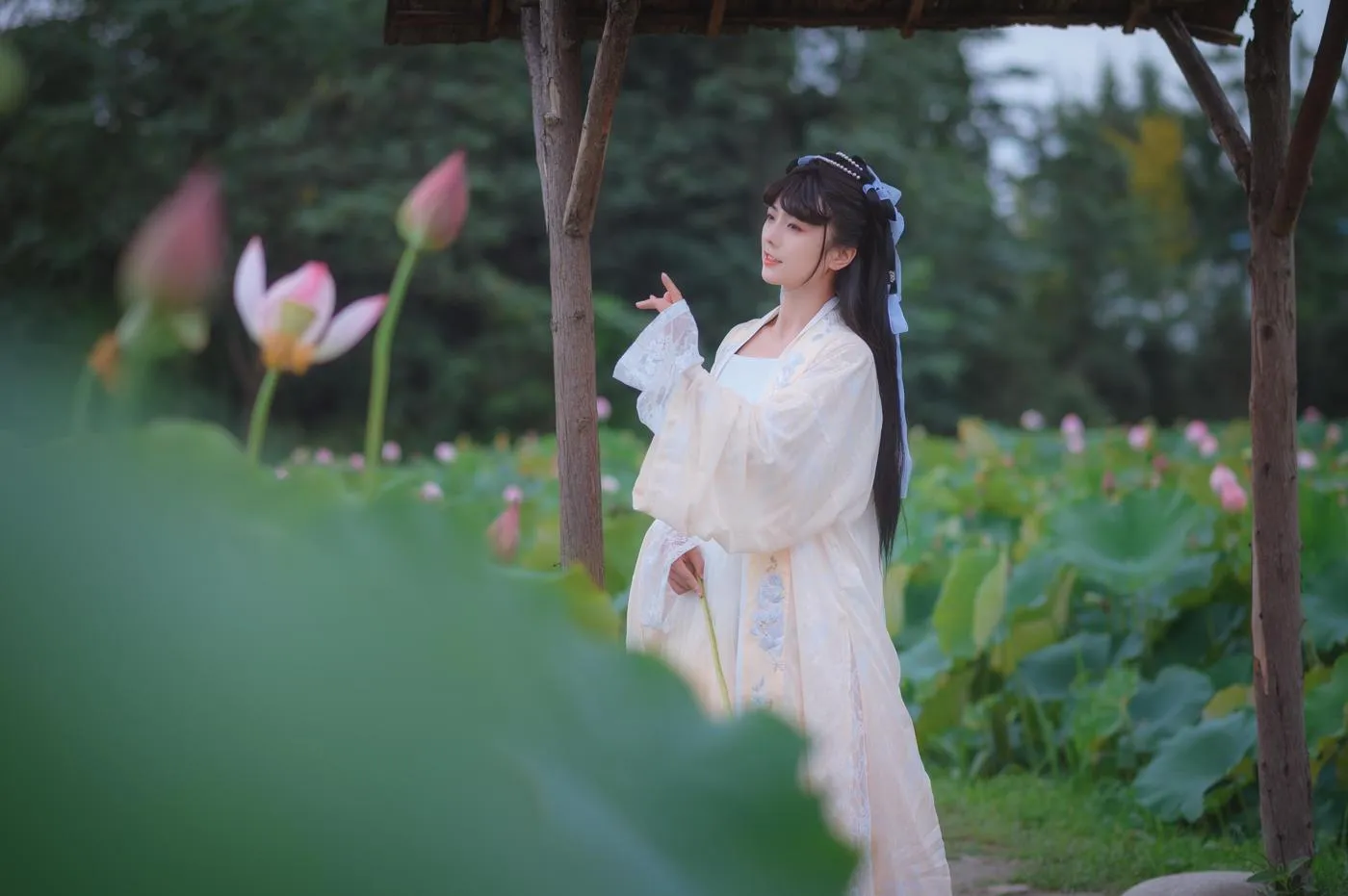 拿相机的执义 – NO.18 『汉服写真』荷叶罗裙一色裁，芙蓉向脸两边开。乱入池中看不见，闻歌始觉有人来。 [12P]插图