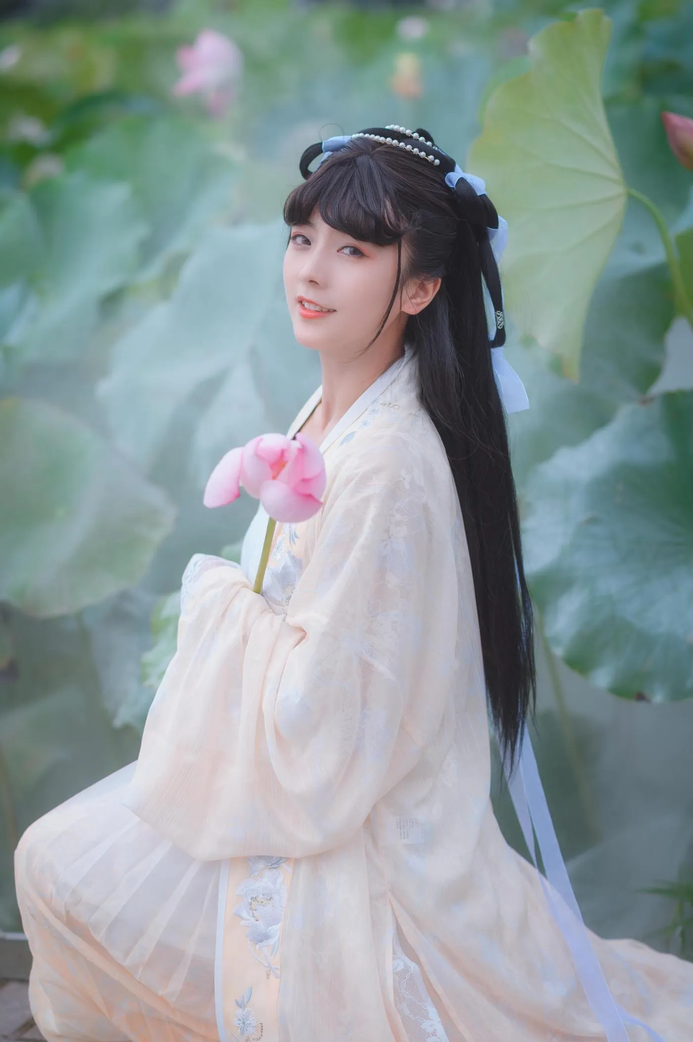 拿相机的执义 – NO.18 『汉服写真』荷叶罗裙一色裁，芙蓉向脸两边开。乱入池中看不见，闻歌始觉有人来。 [12P]插图1