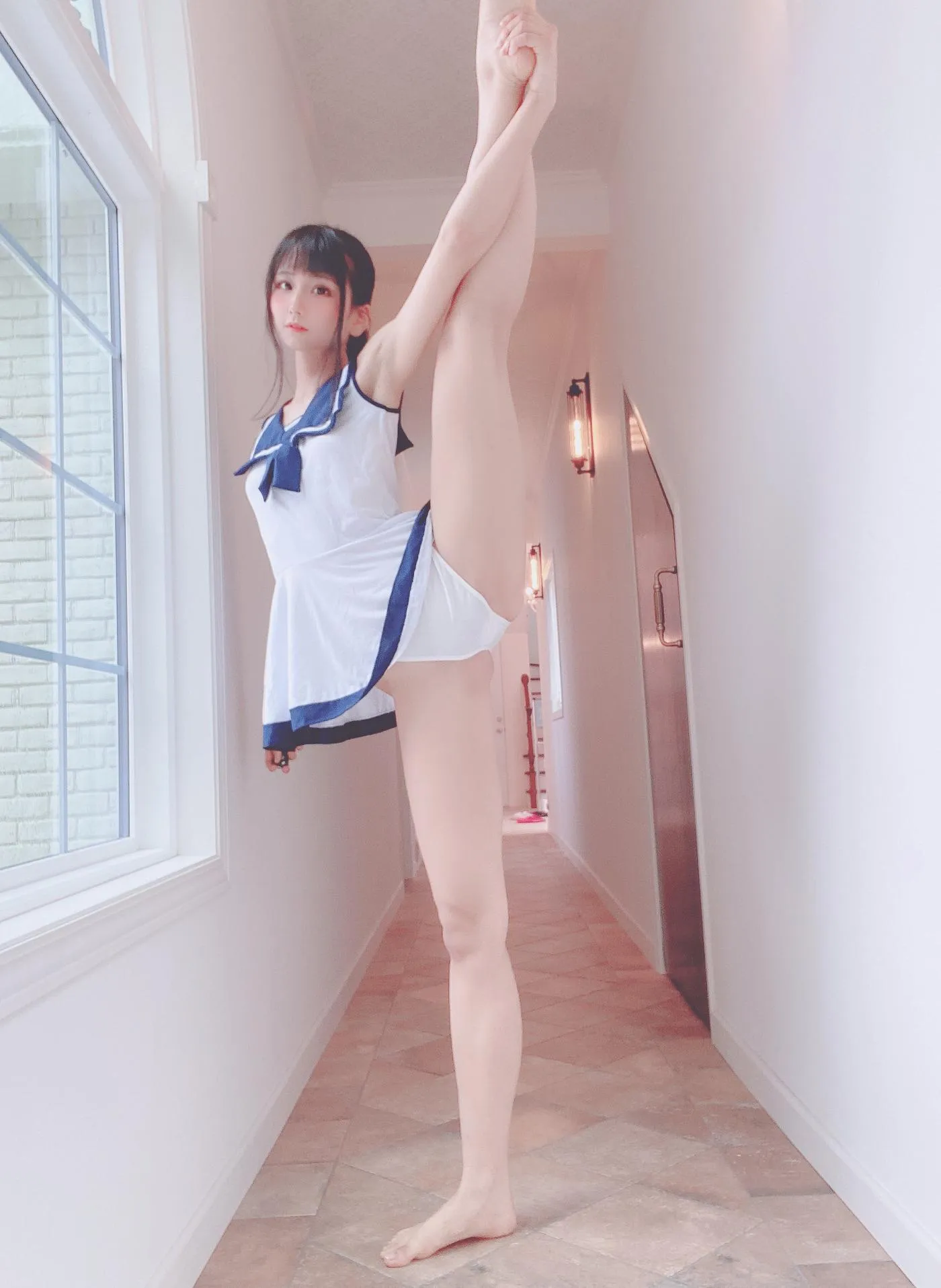 柳丸 – NO.04 [Fantia] 2021年09月写真合集(14期)-2021-09-17 手の中に世界を包む道交差するセーラ水着柳丸 [25P]插图