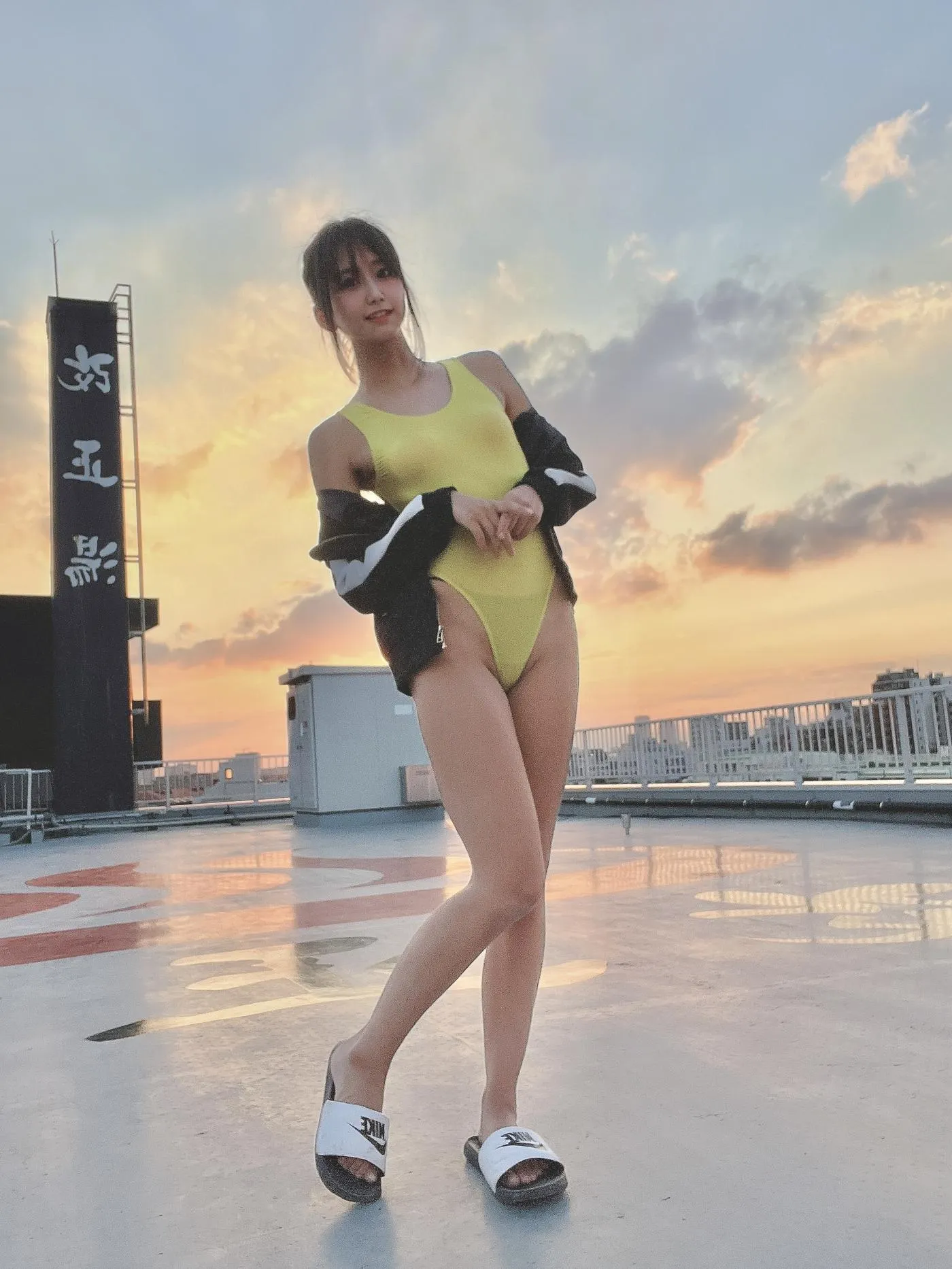 柳丸 – NO.14 [Fantia] 2022年10月写真合集(15期)-2022-11-13 黄色の競泳水着で銭湯♨（屋上にも行った） [43P]插图6