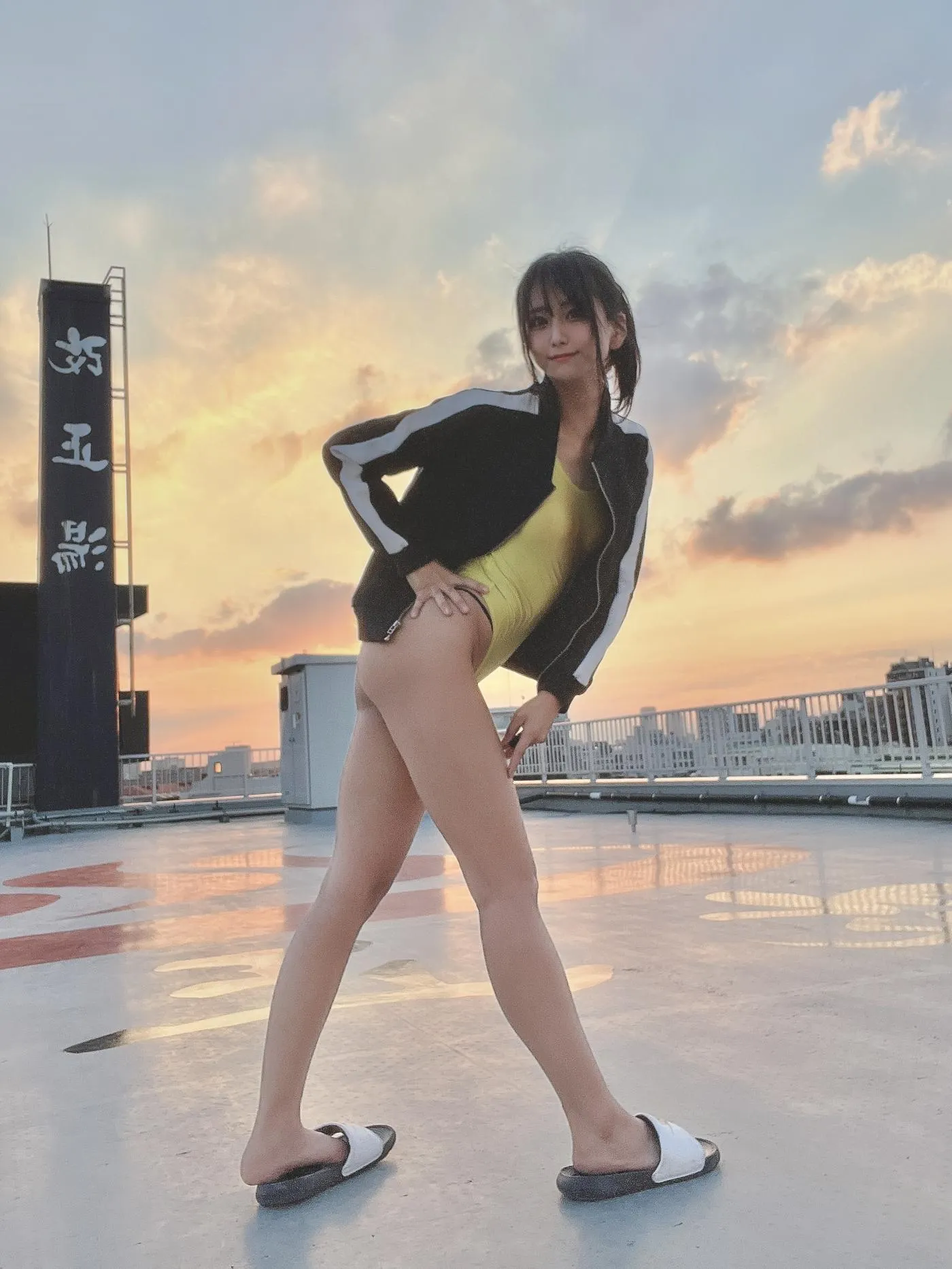 柳丸 – NO.14 [Fantia] 2022年10月写真合集(15期)-2022-11-13 黄色の競泳水着で銭湯♨（屋上にも行った） [43P]插图9