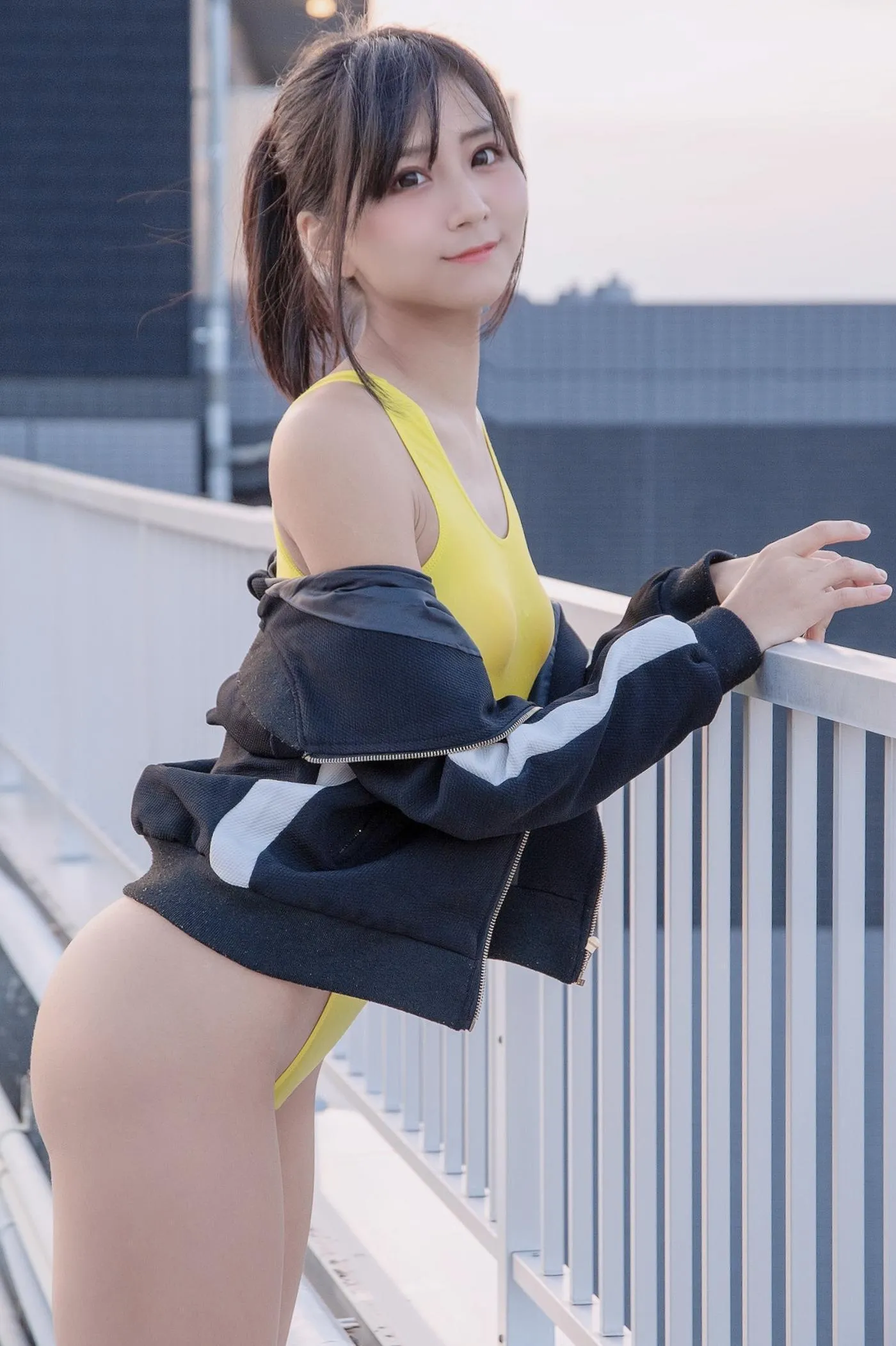 柳丸 – NO.14 [Fantia] 2022年10月写真合集(15期)-2022-11-13 黄色の競泳水着で銭湯♨（屋上にも行った） [43P]插图2