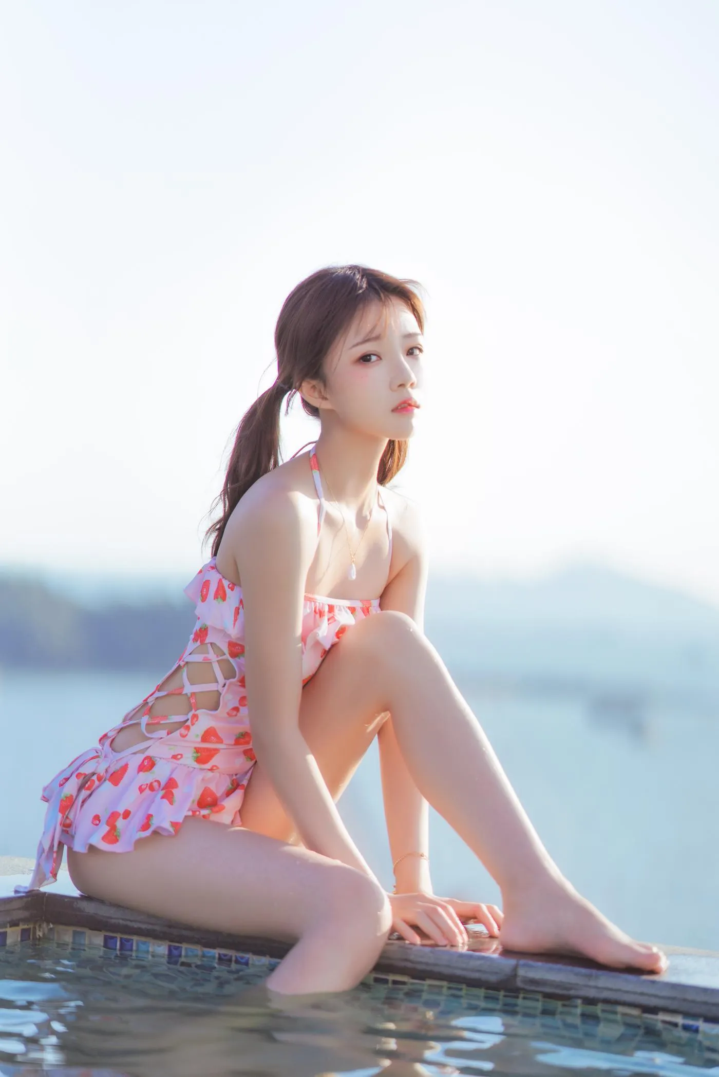 桜桃喵 – NO.102 甜甜×4-草莓泳衣（17p [17P]插图1