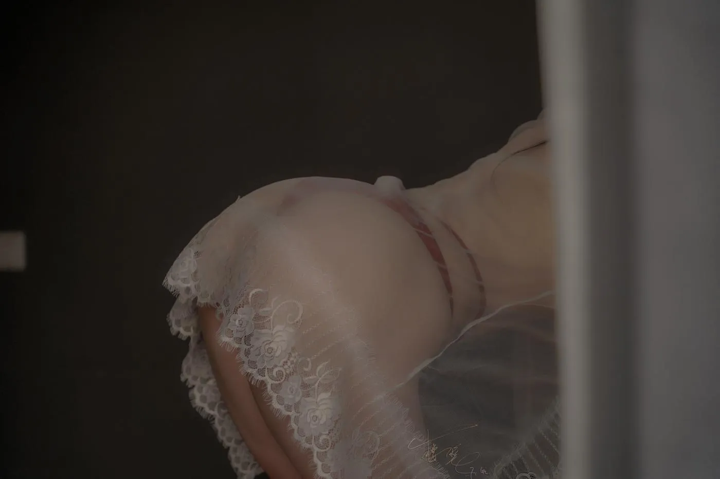 樱晚gigi – NO.20 粉丝群收费写真20 窗前 [22P]插图5