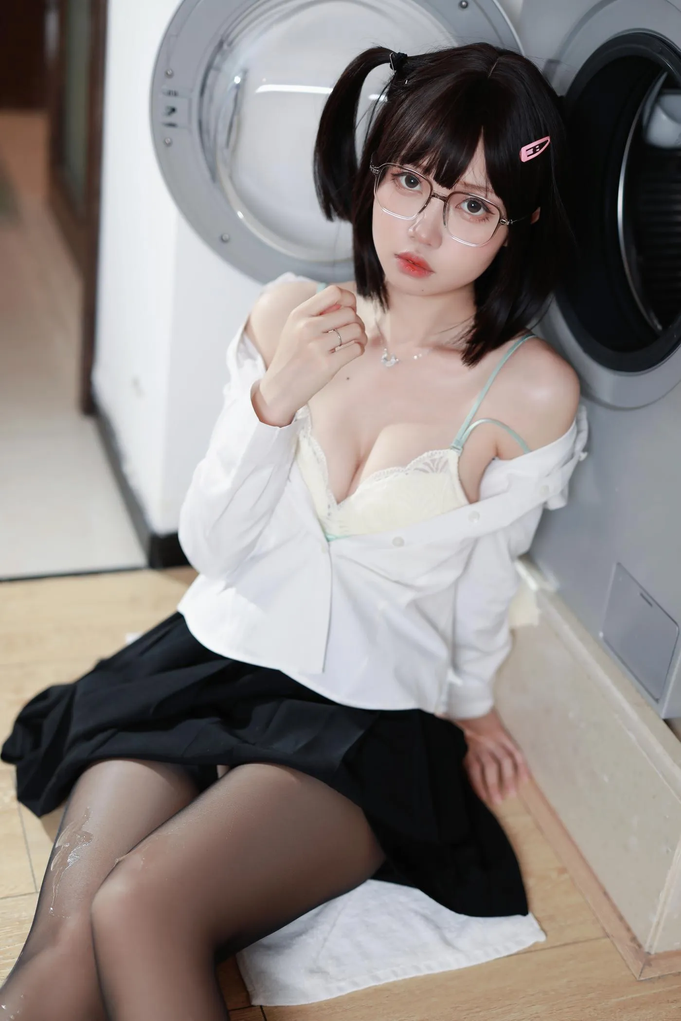 洛桑w伊梓 – NO.02 眼镜妹妹 [32P]插图1