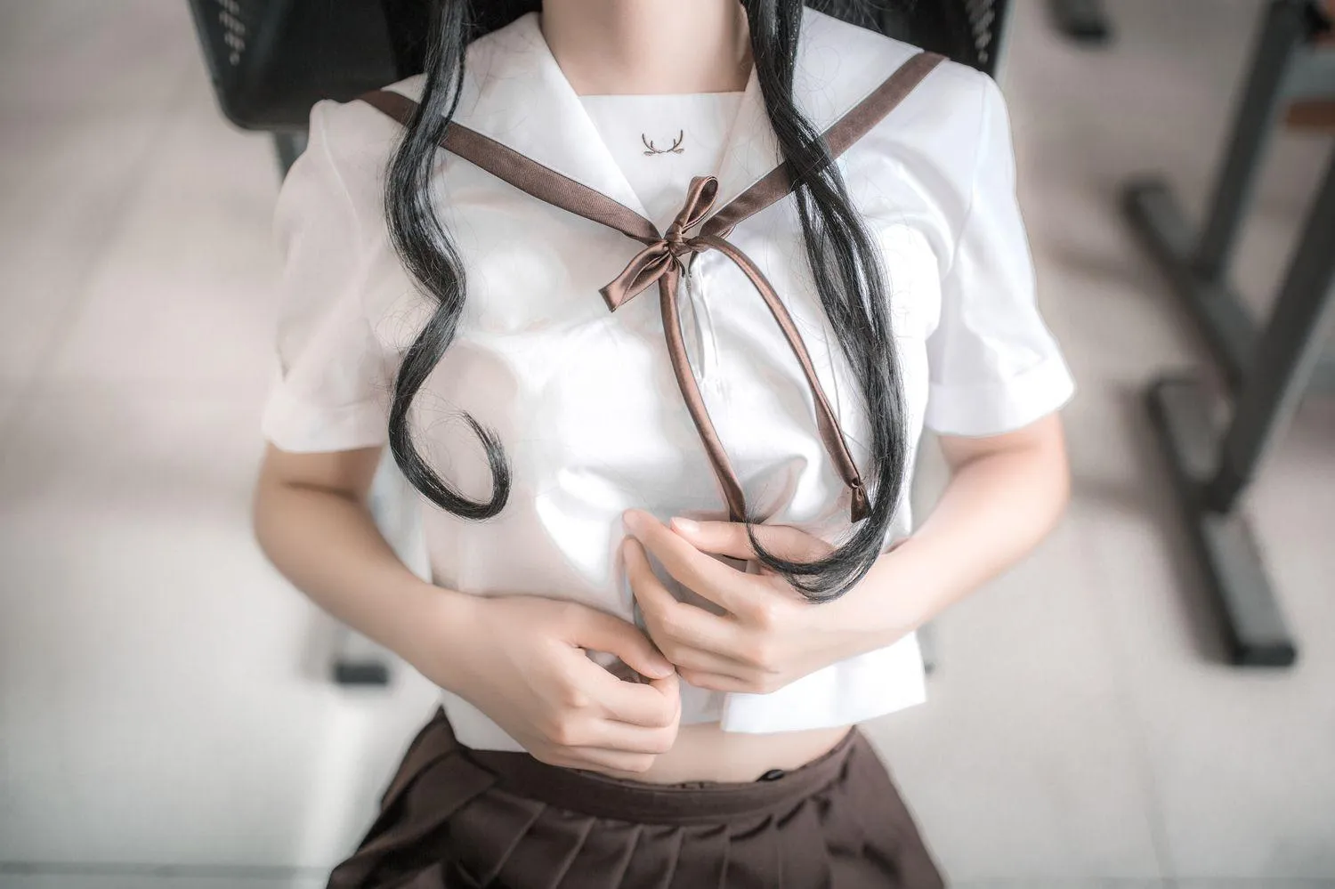 疯猫ss – NO.02 02制服写真（5套）-02.棕裙 [22P]插图6