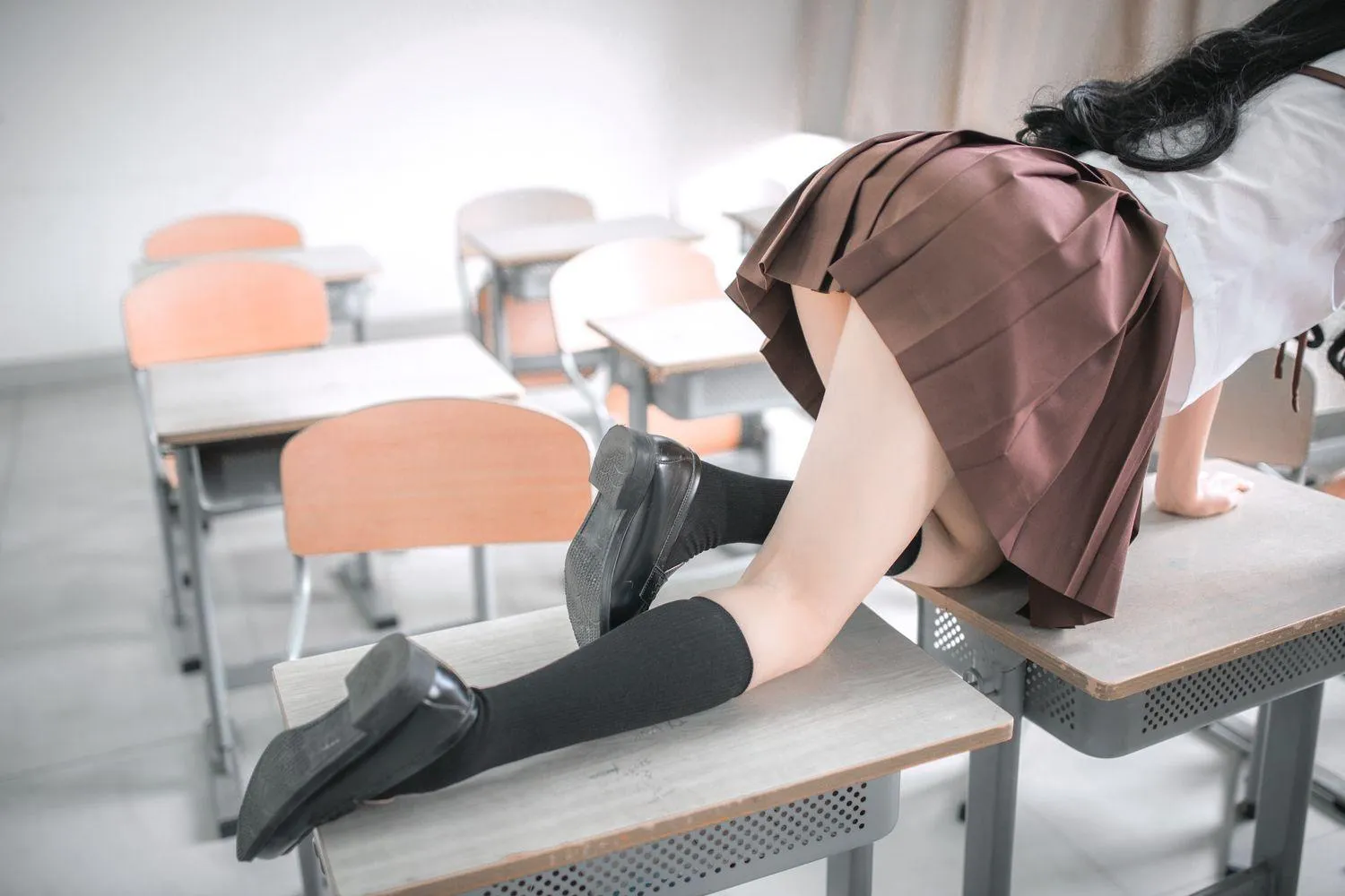 疯猫ss – NO.02 02制服写真（5套）-02.棕裙 [22P]插图7