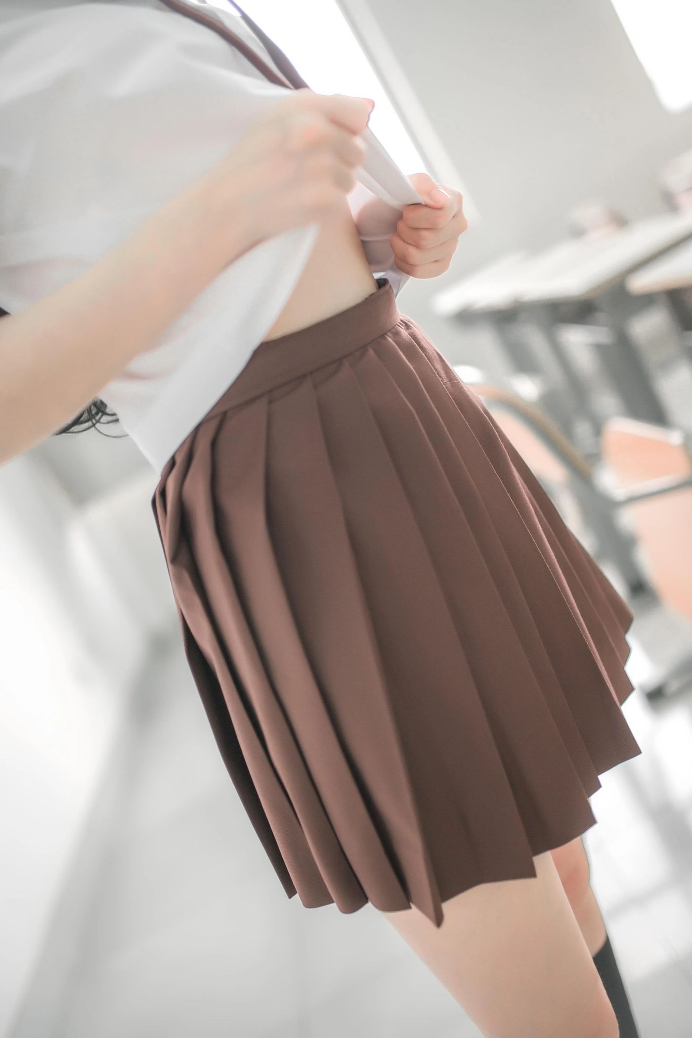 疯猫ss – NO.02 02制服写真（5套）-02.棕裙 [22P]插图5