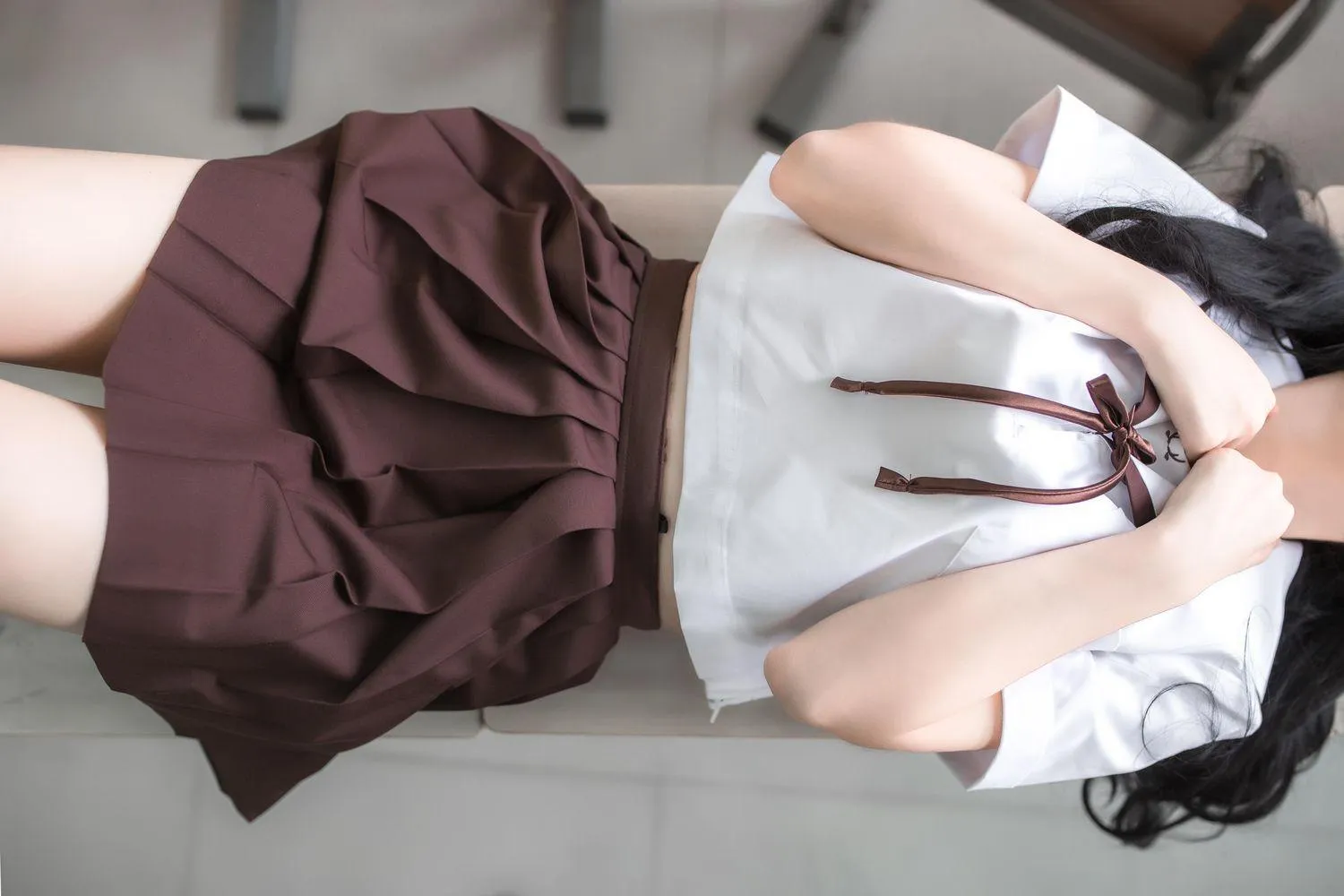 疯猫ss – NO.02 02制服写真（5套）-02.棕裙 [22P]插图6