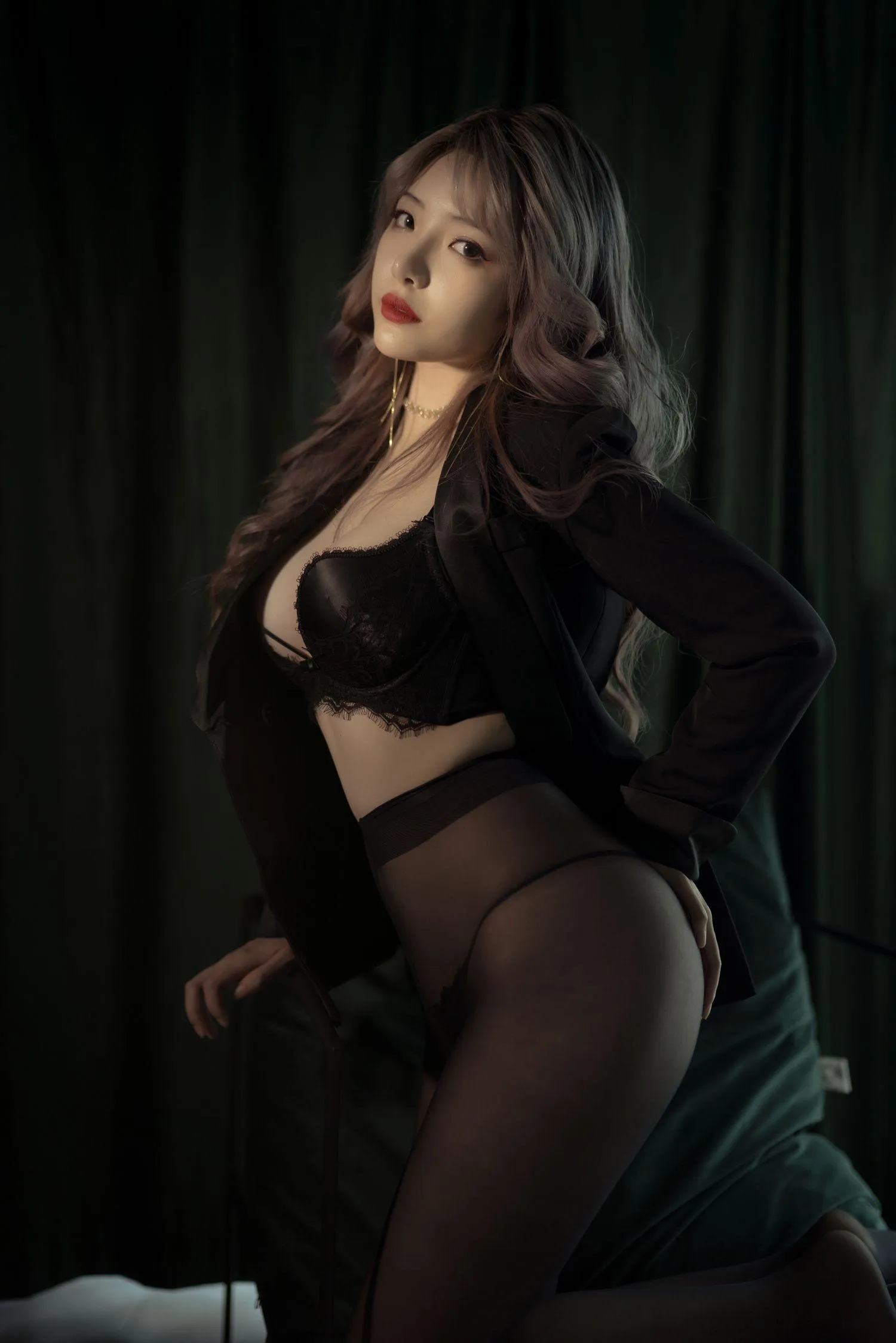 雯妹不讲道理 – NO.44 10月自拍套餐-10月自拍图包-西装 [25P]插图
