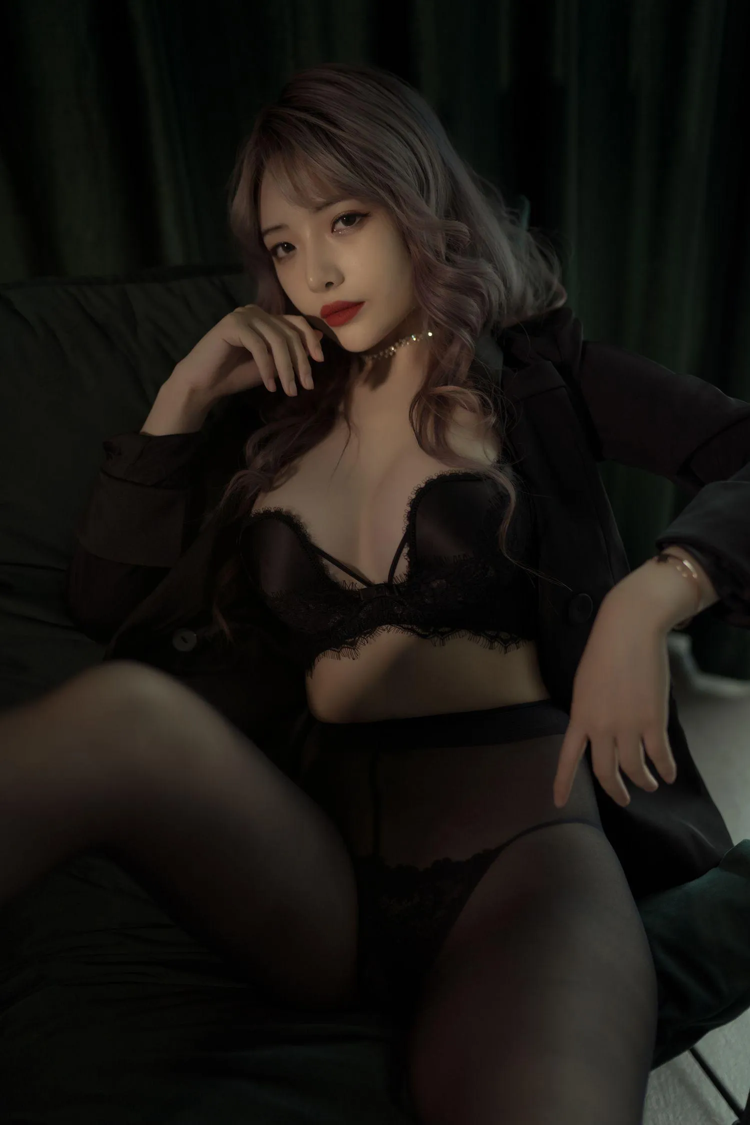 雯妹不讲道理 – NO.44 10月自拍套餐-10月自拍图包-西装 [25P]插图1