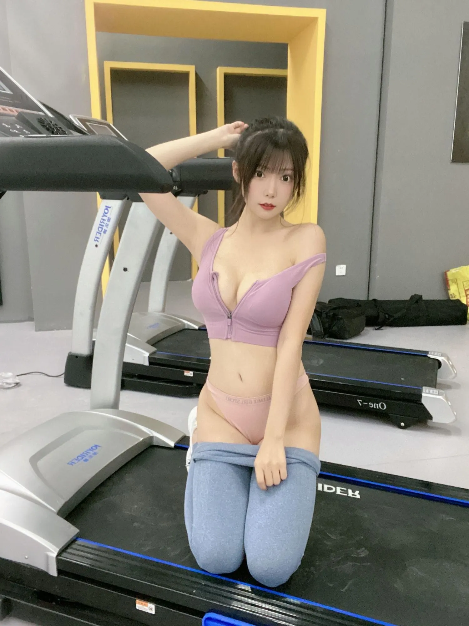 香草喵露露 – NO.33 小露乱撞 健身房瑜伽服自拍 [32P]插图1
