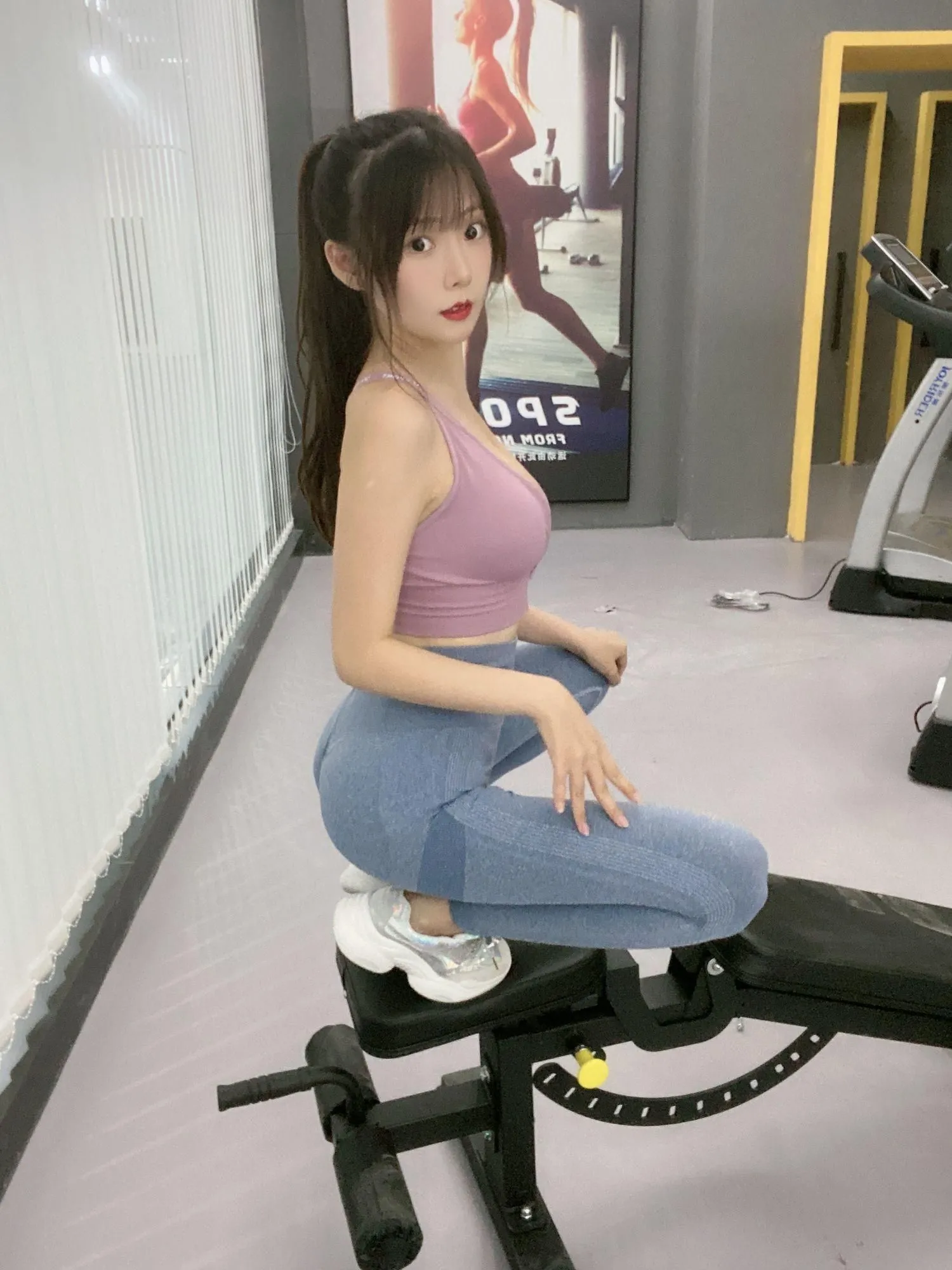香草喵露露 – NO.33 小露乱撞 健身房瑜伽服自拍 [32P]插图4