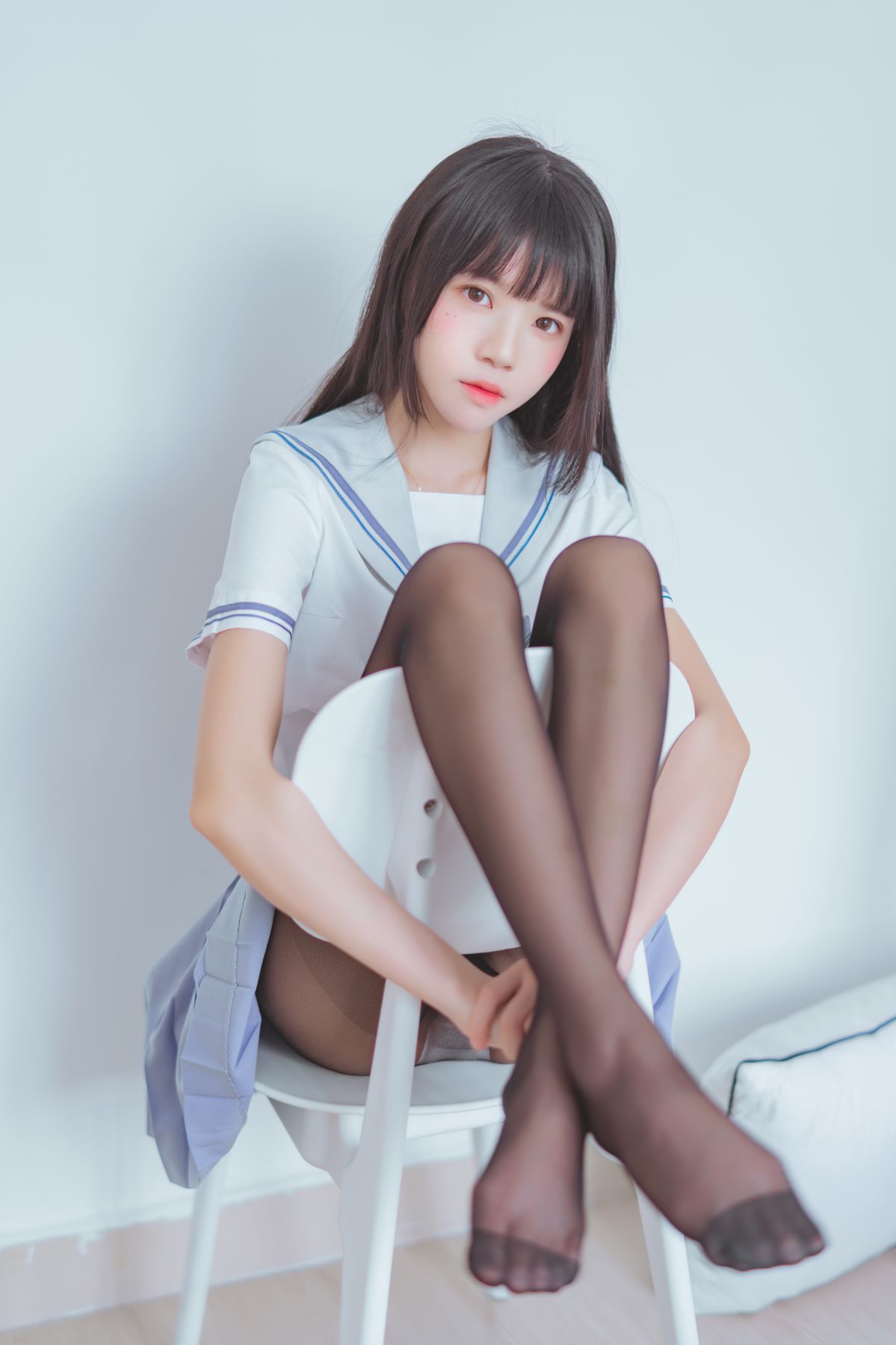 桜桃喵 – 校服黑丝插图