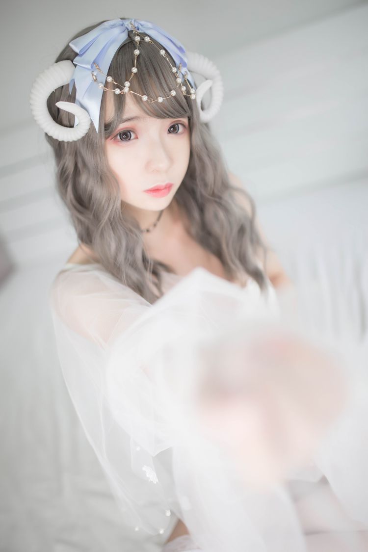 02-疯猫-白内衣插图2