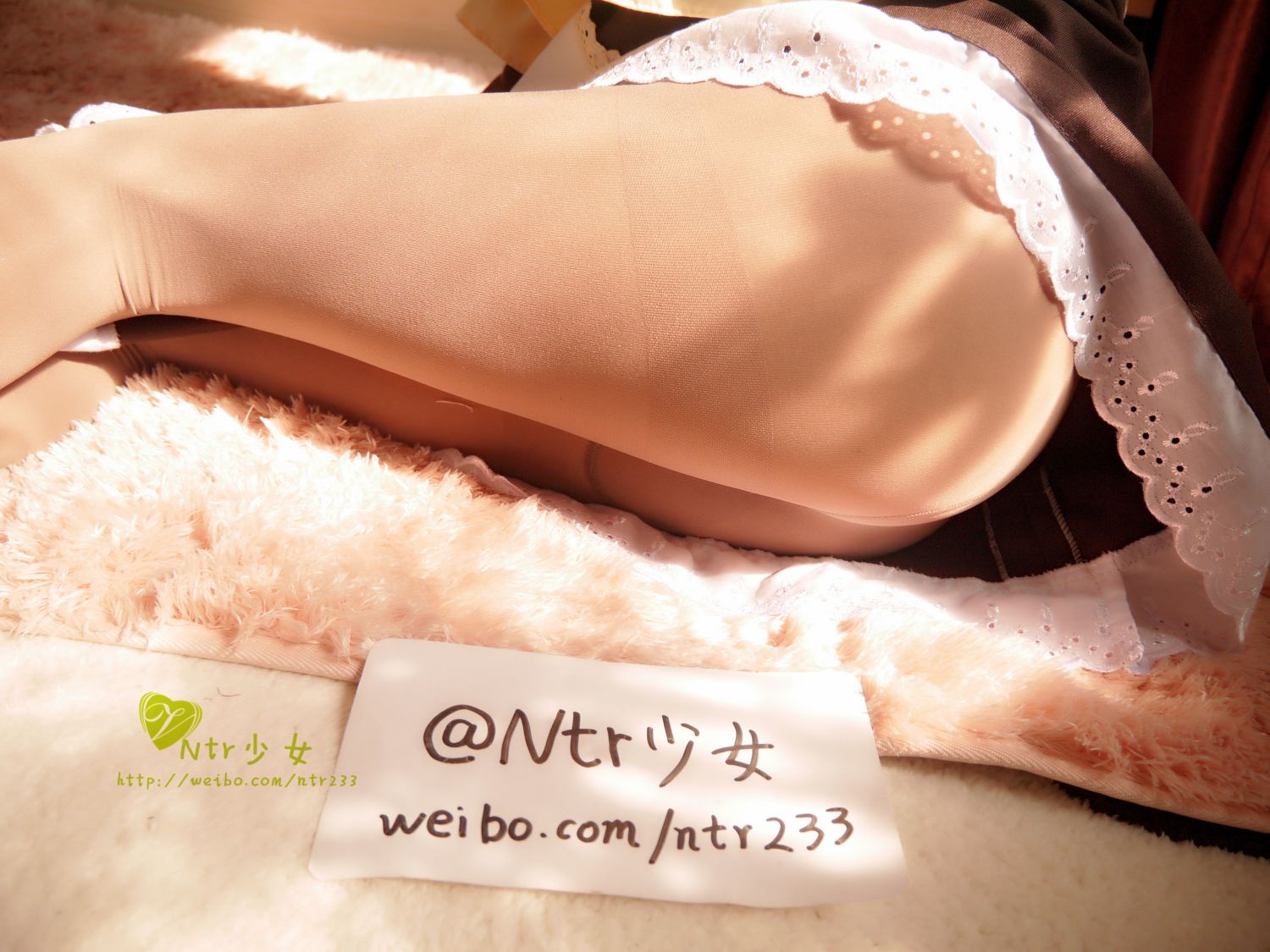 nrt少女-午后的太阳透过窗子照射进来 加上少女的身躯 意境不凡插图1