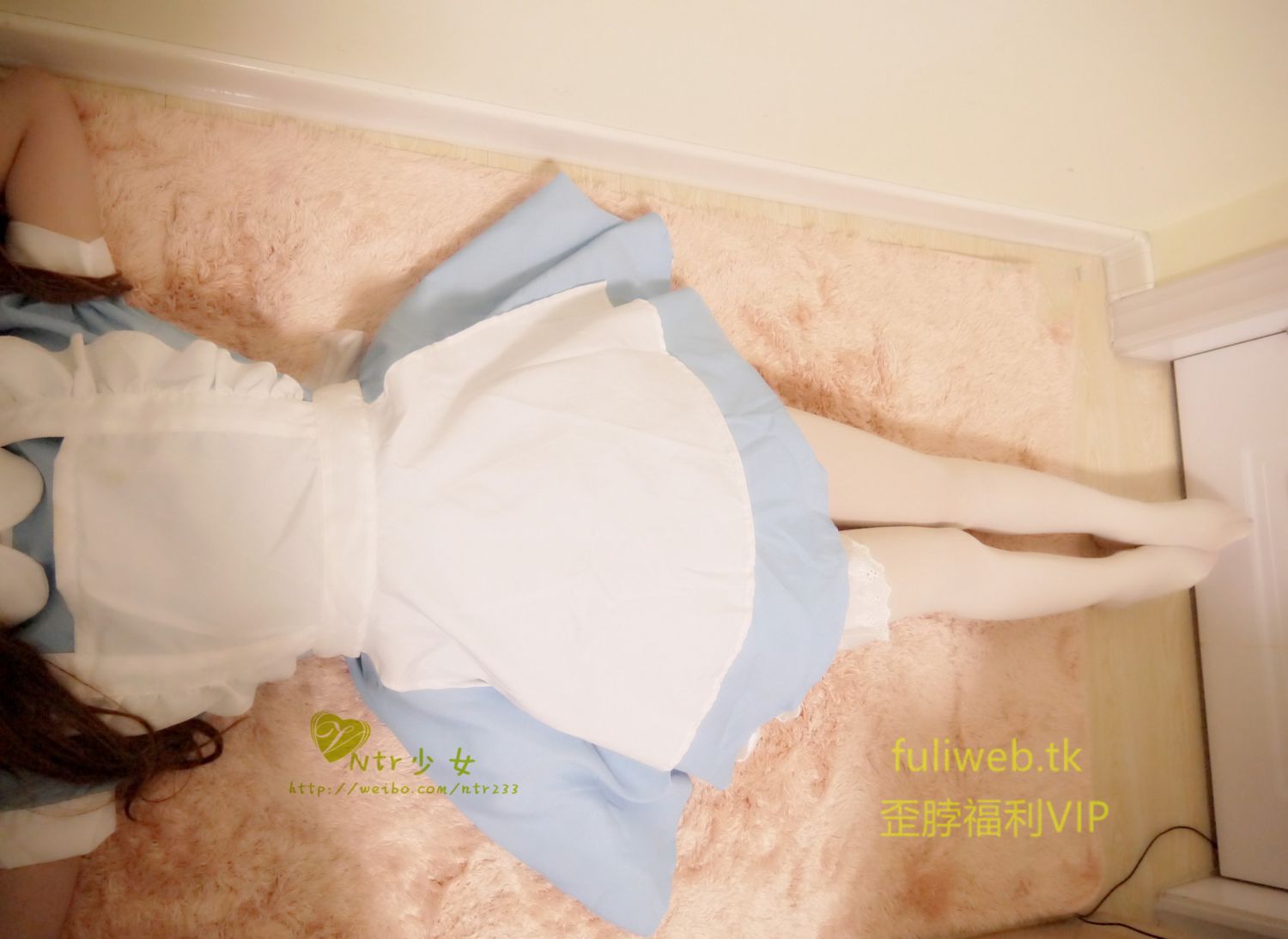 nrt少女-羞耻文字白丝 从下方偷窥不穿内裤的爱丽丝插图4