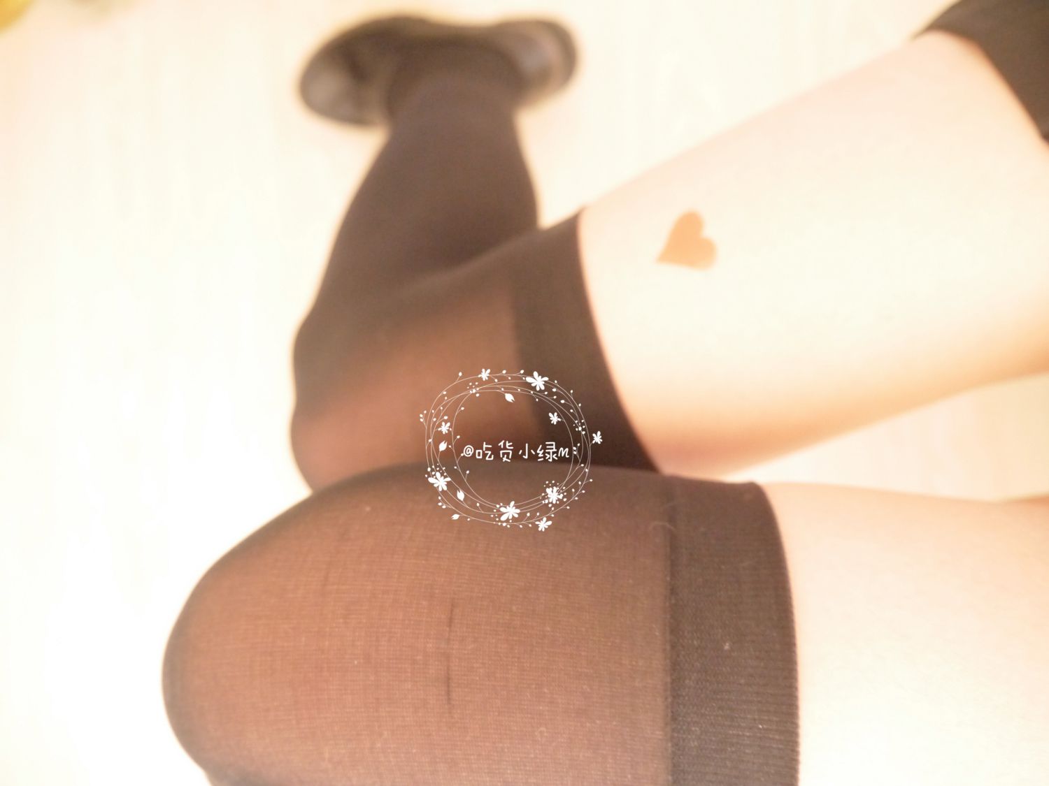 nrt少女-白衣黑裙过膝袜 座椅蹲坐露白虎插图8