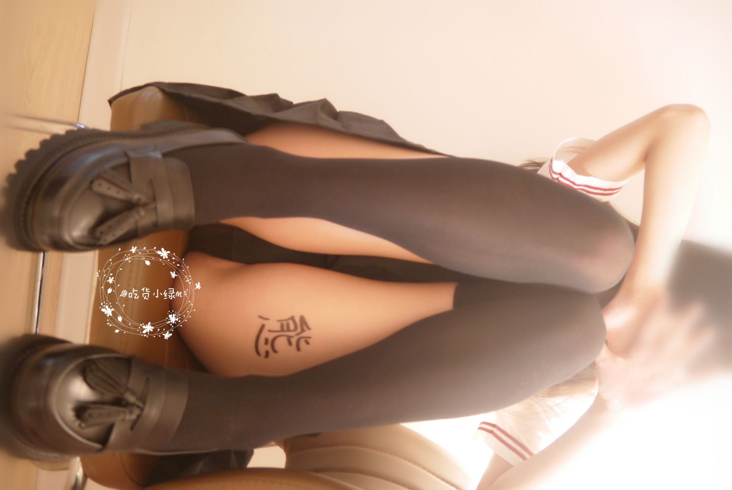 nrt少女-白衣黑裙过膝袜 座椅蹲坐露白虎插图9