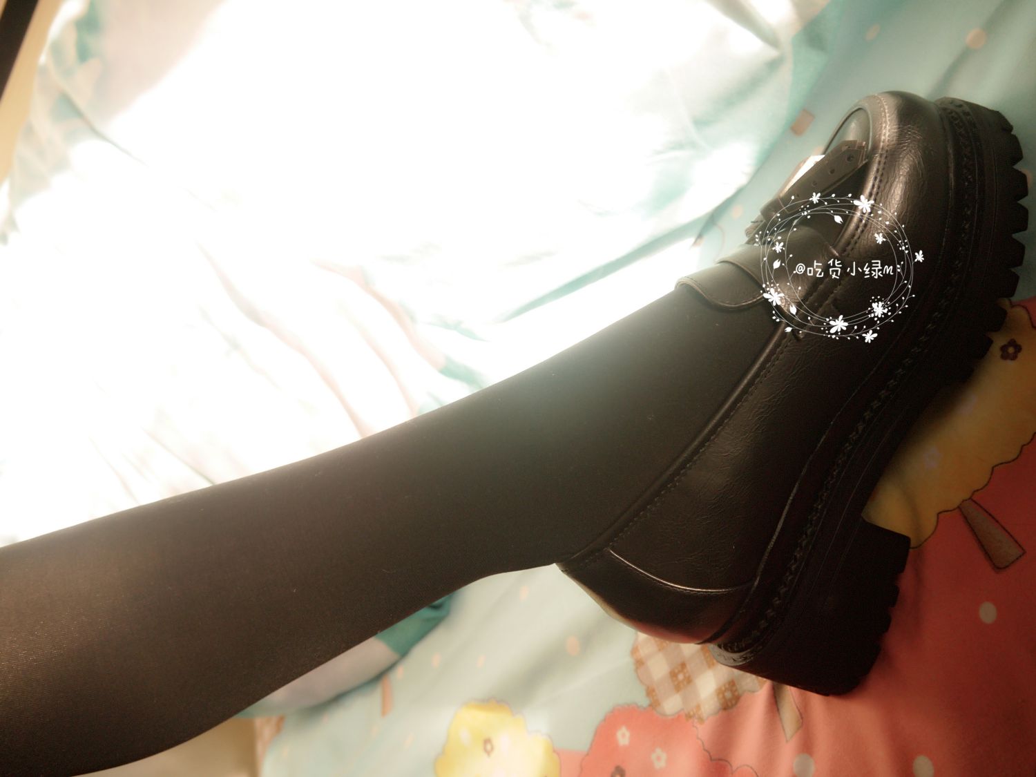 nrt少女-无内黑色打底裤校服 M字张腿露白虎 假阳具遮挡引遐想插图5