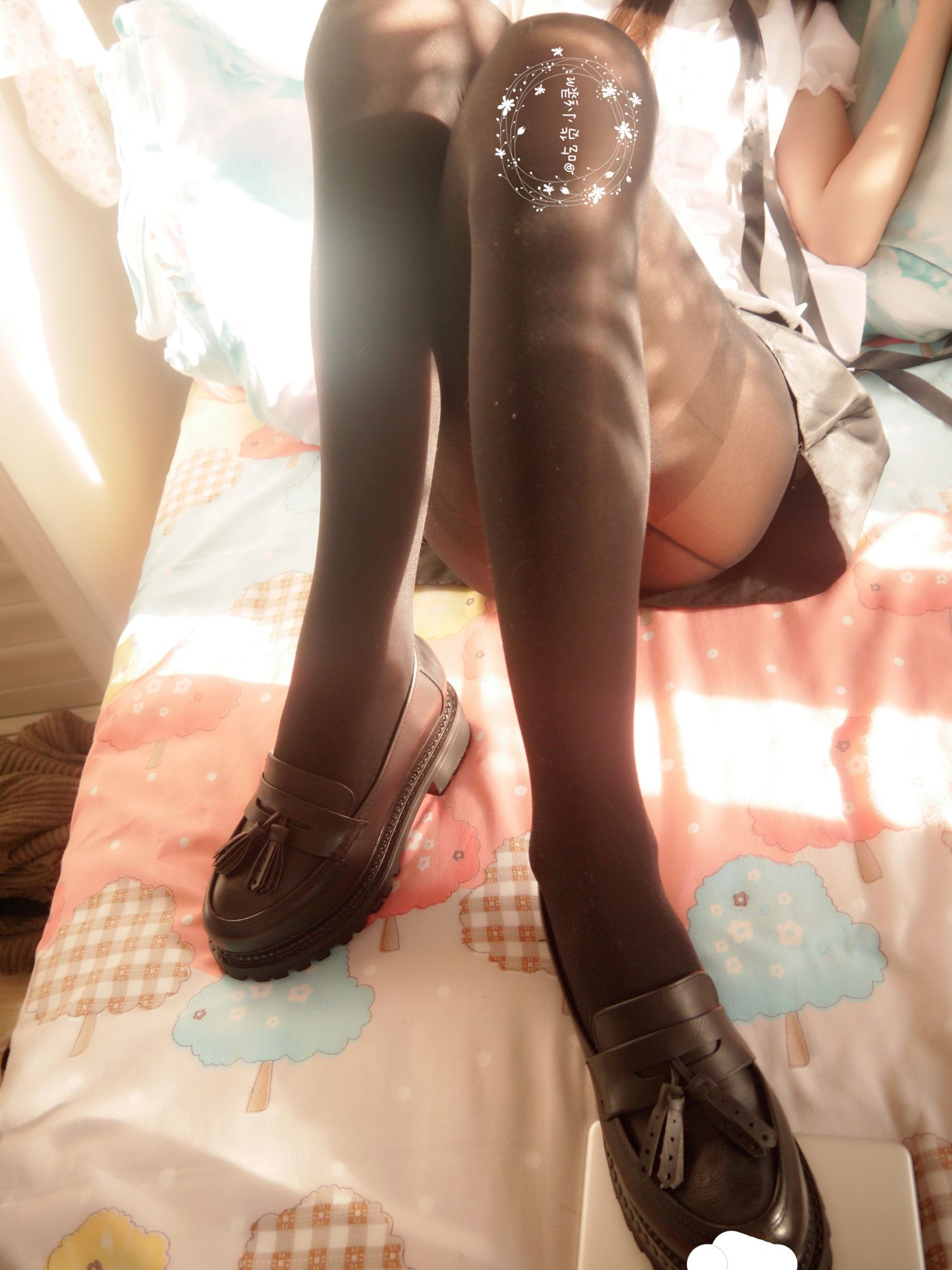 nrt少女-无内黑色打底裤校服 M字张腿露白虎 假阳具遮挡引遐想插图9