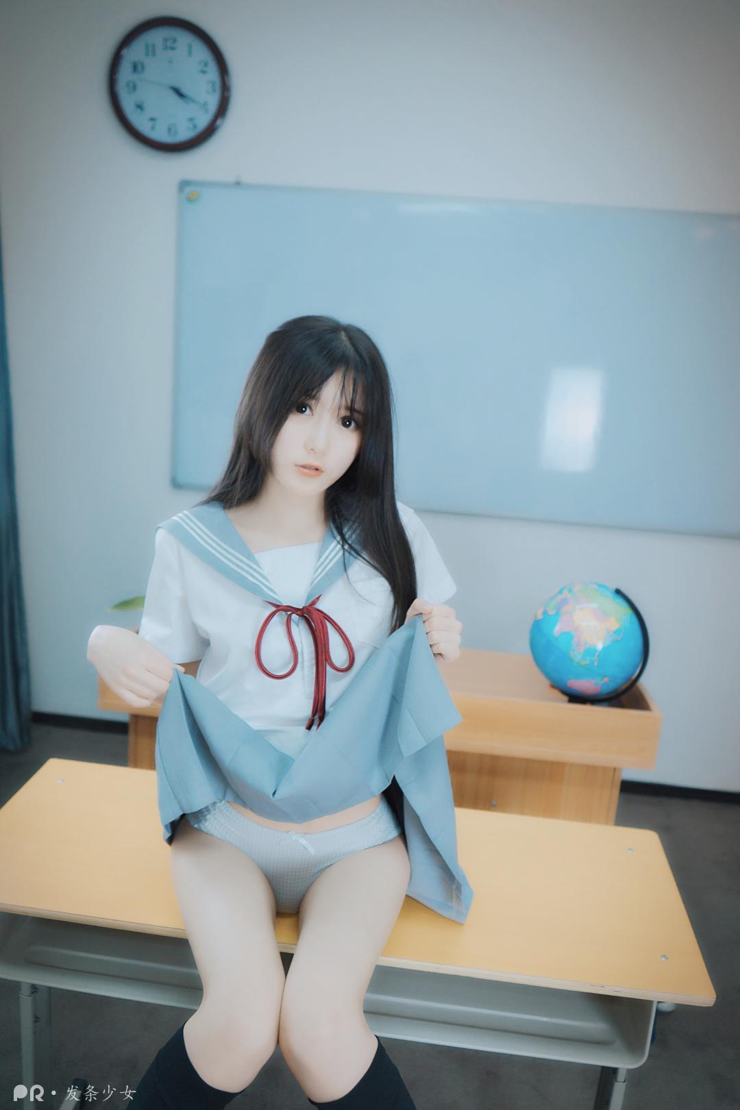 发条少女 – 尾随颜控少女插图