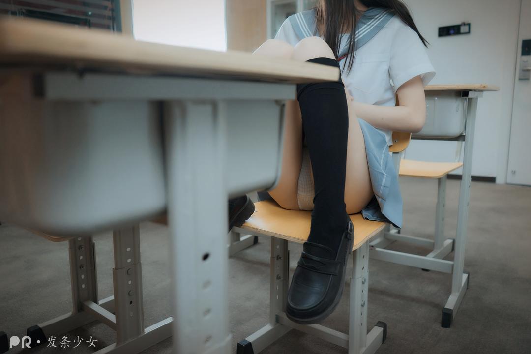 发条少女 – 尾随颜控少女插图