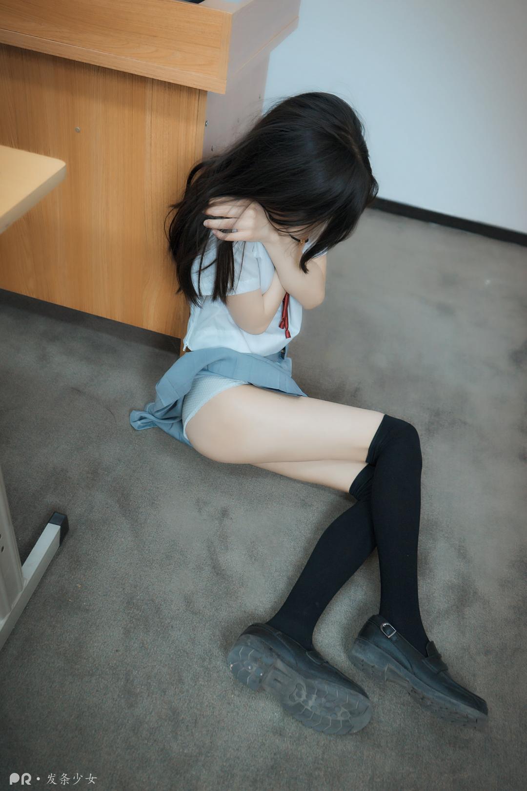 发条少女 – 尾随颜控少女插图1