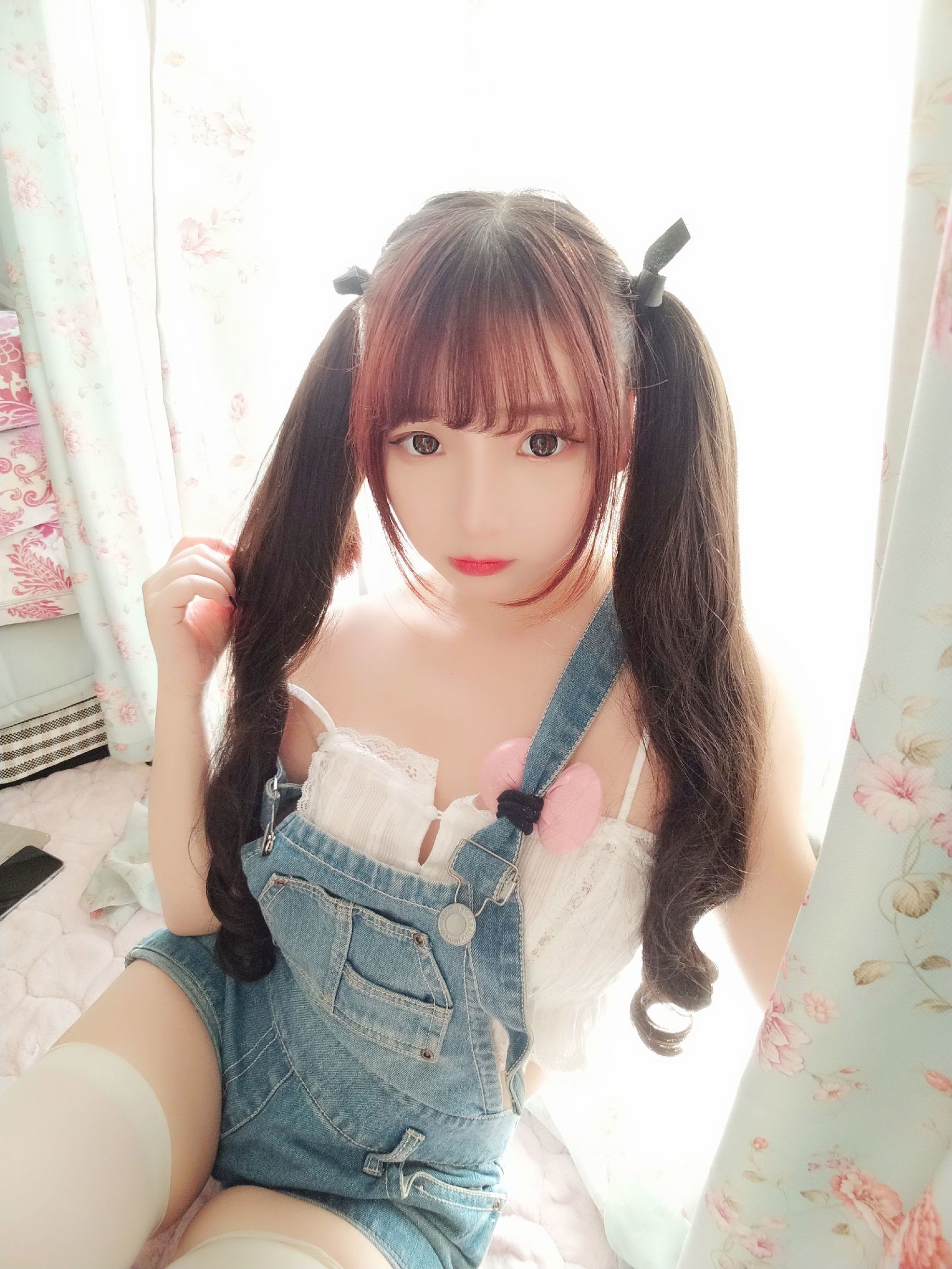 二次元美女古川kagura牛仔吊带短裤插图