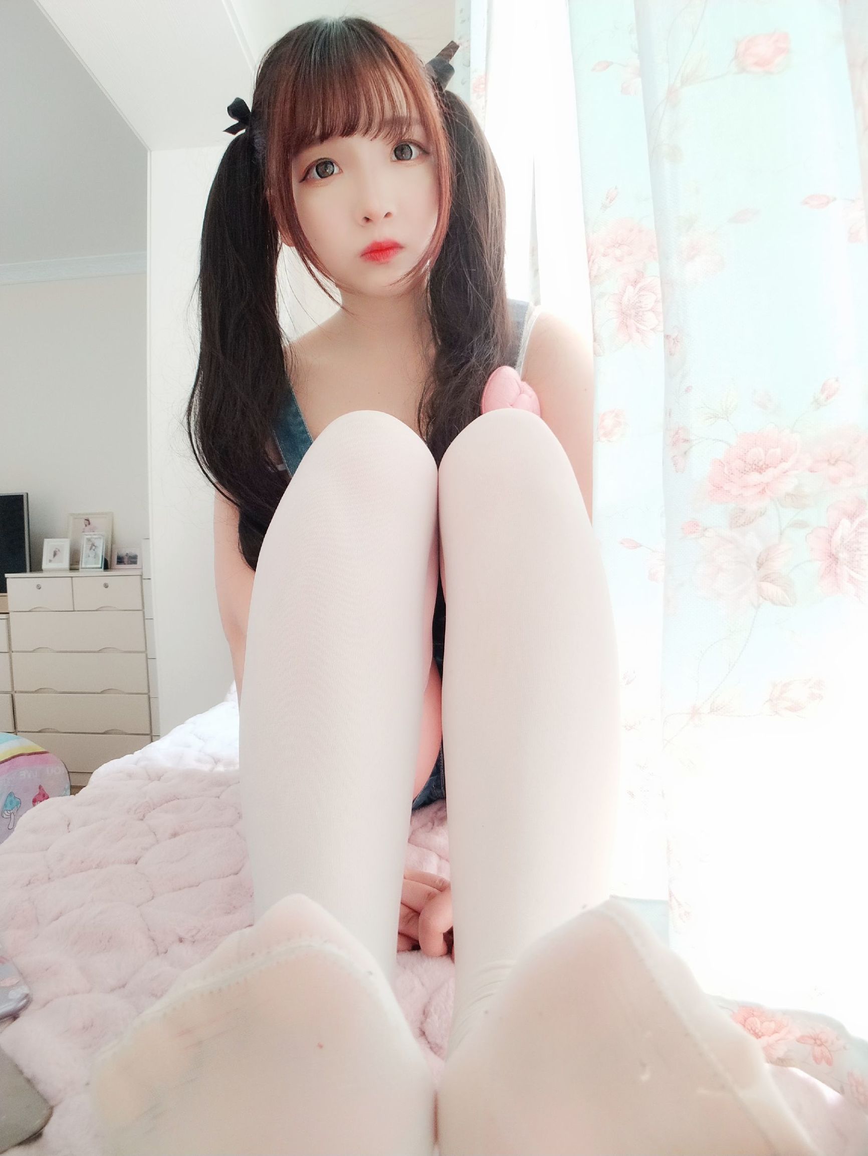 二次元美女古川kagura牛仔吊带短裤插图3