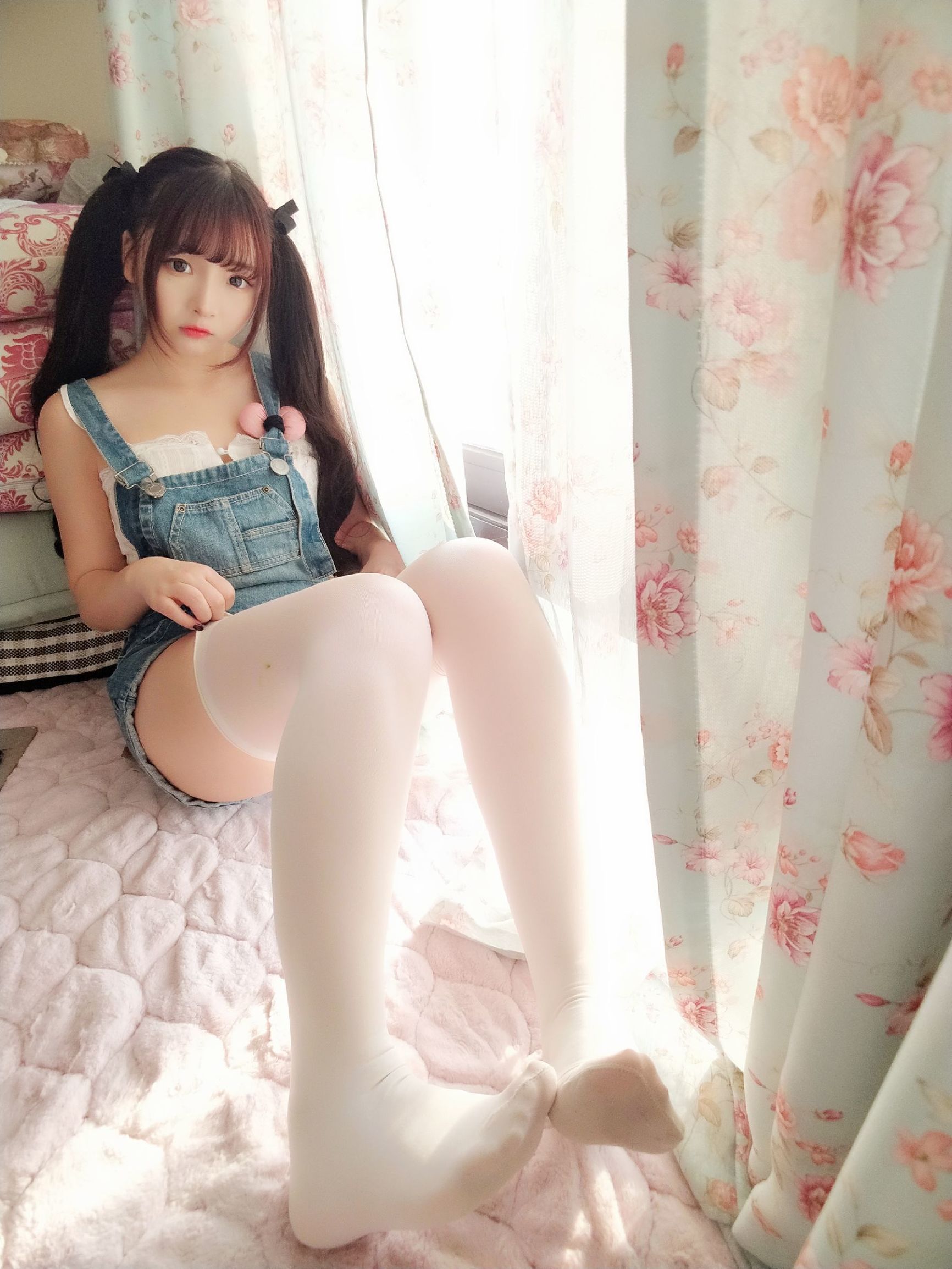 二次元美女古川kagura牛仔吊带短裤插图