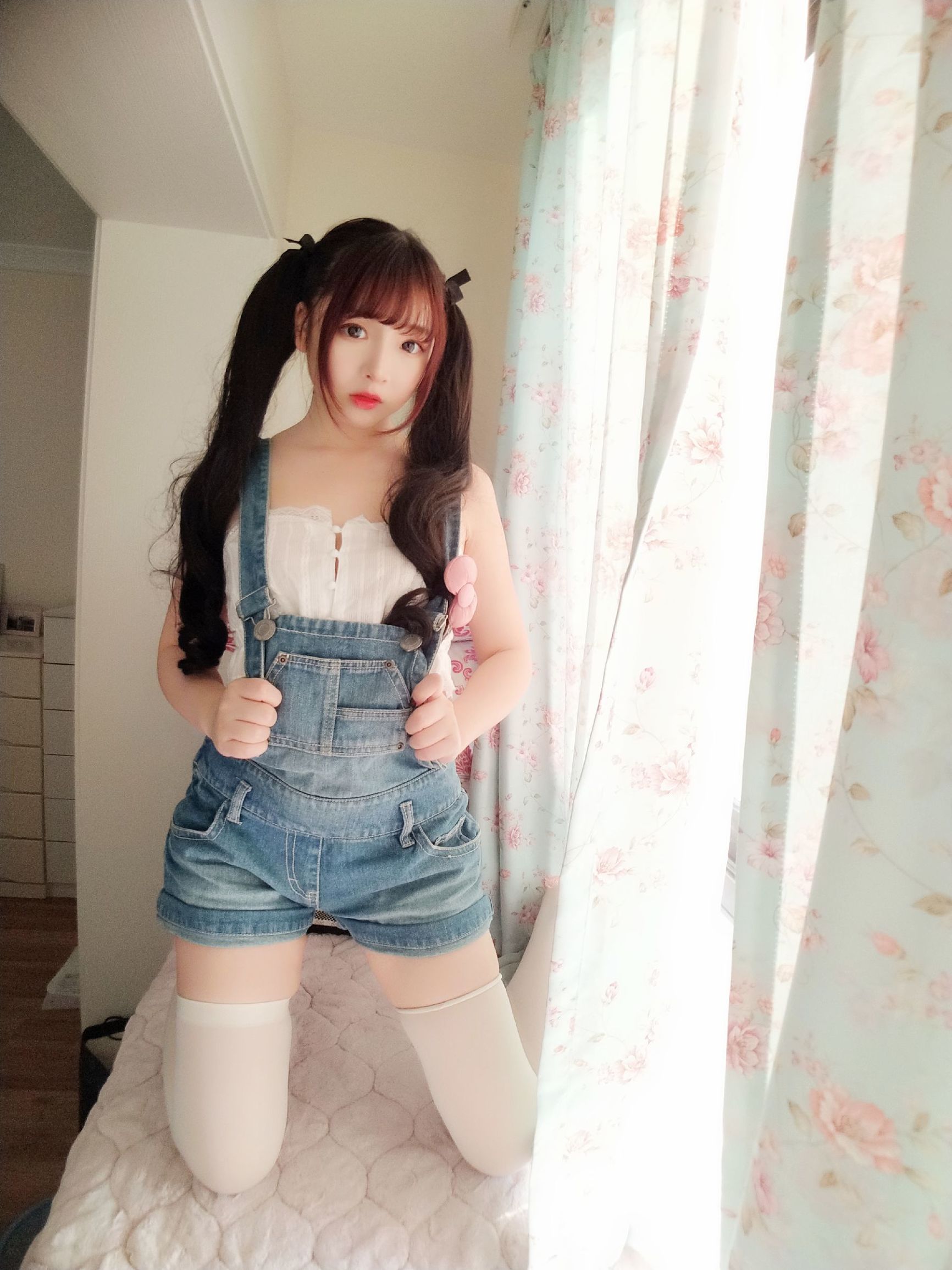 二次元美女古川kagura牛仔吊带短裤插图3
