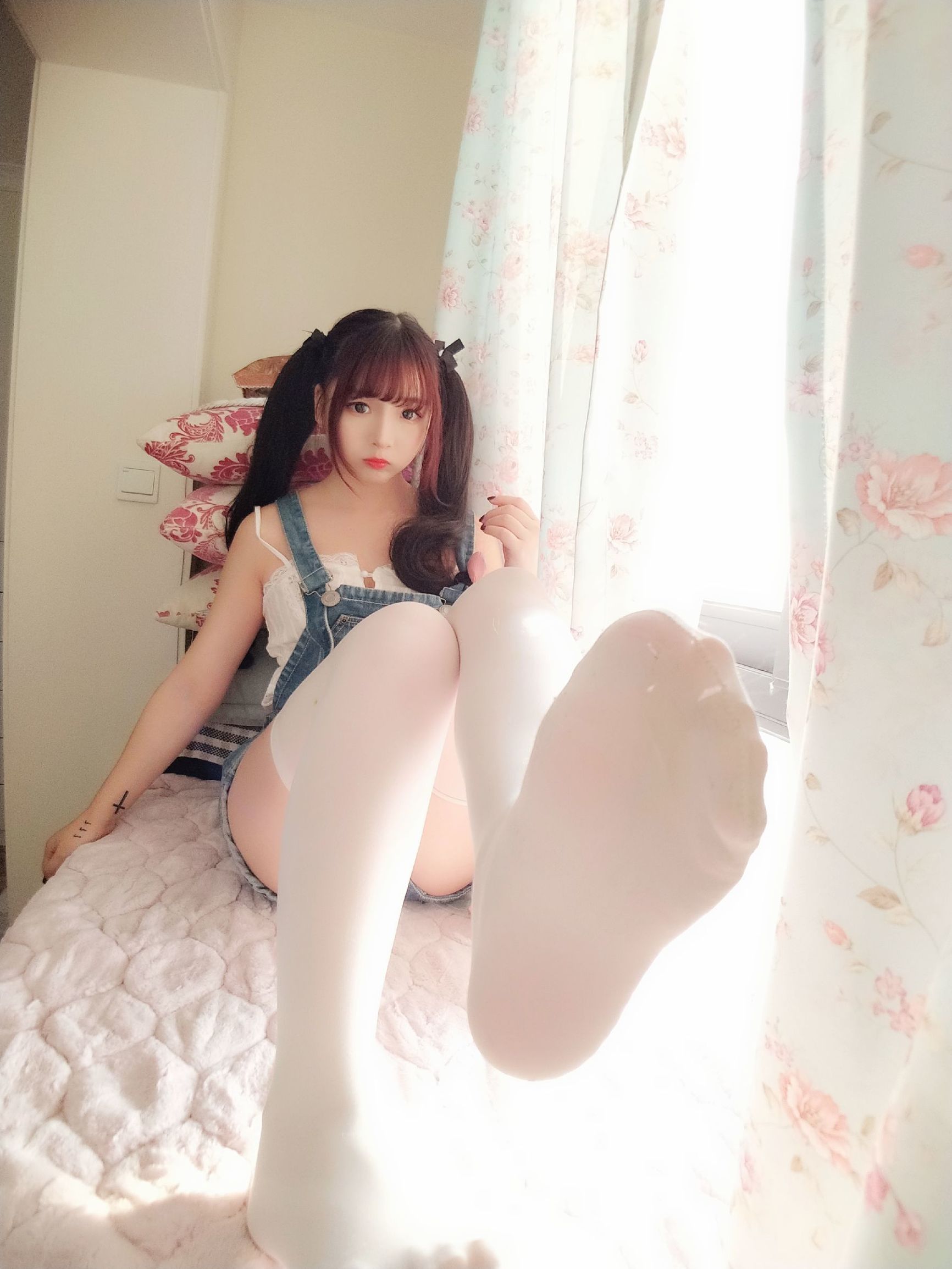 二次元美女古川kagura牛仔吊带短裤插图4