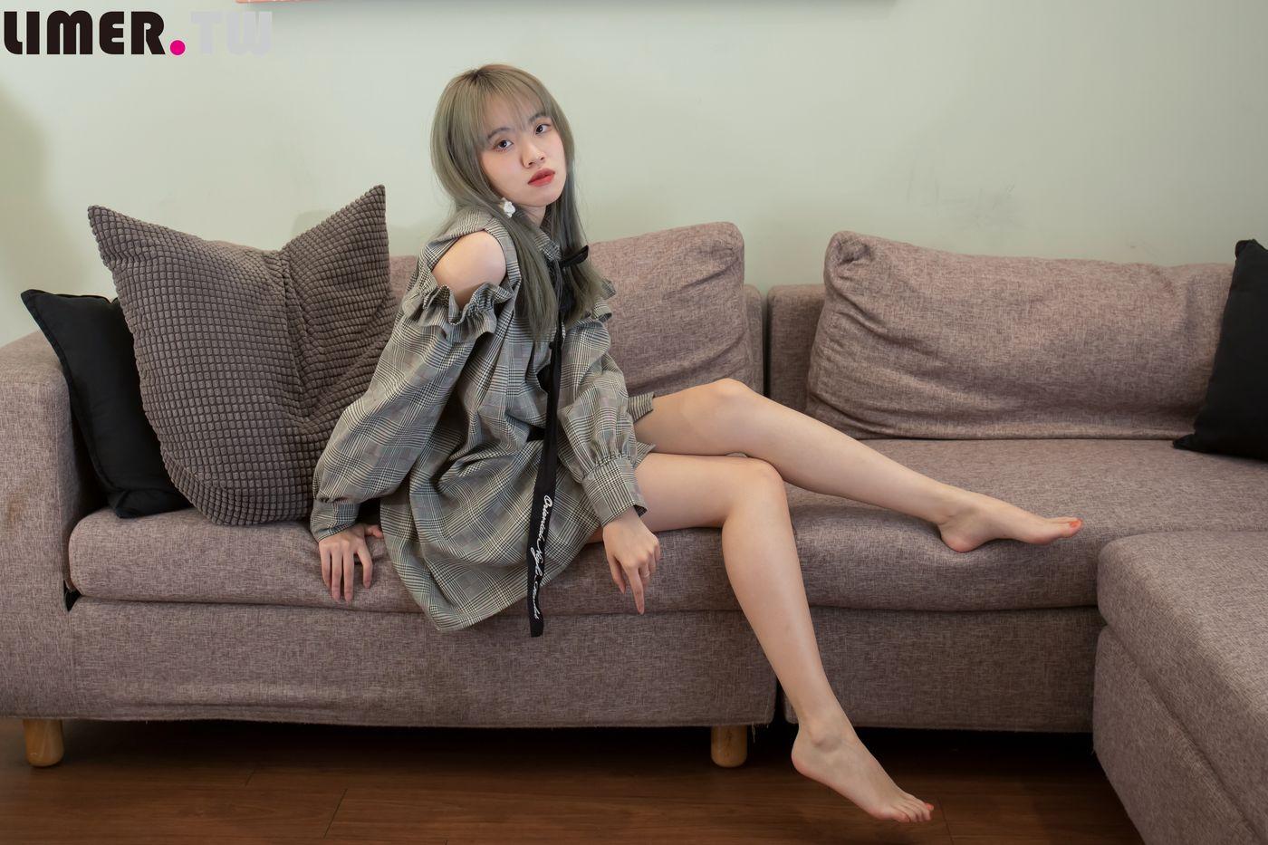 [Limerence] 020 清纯可爱大二女学生首次尝试拍摄脱袜美腿脚趾脚底 [188P]插图5