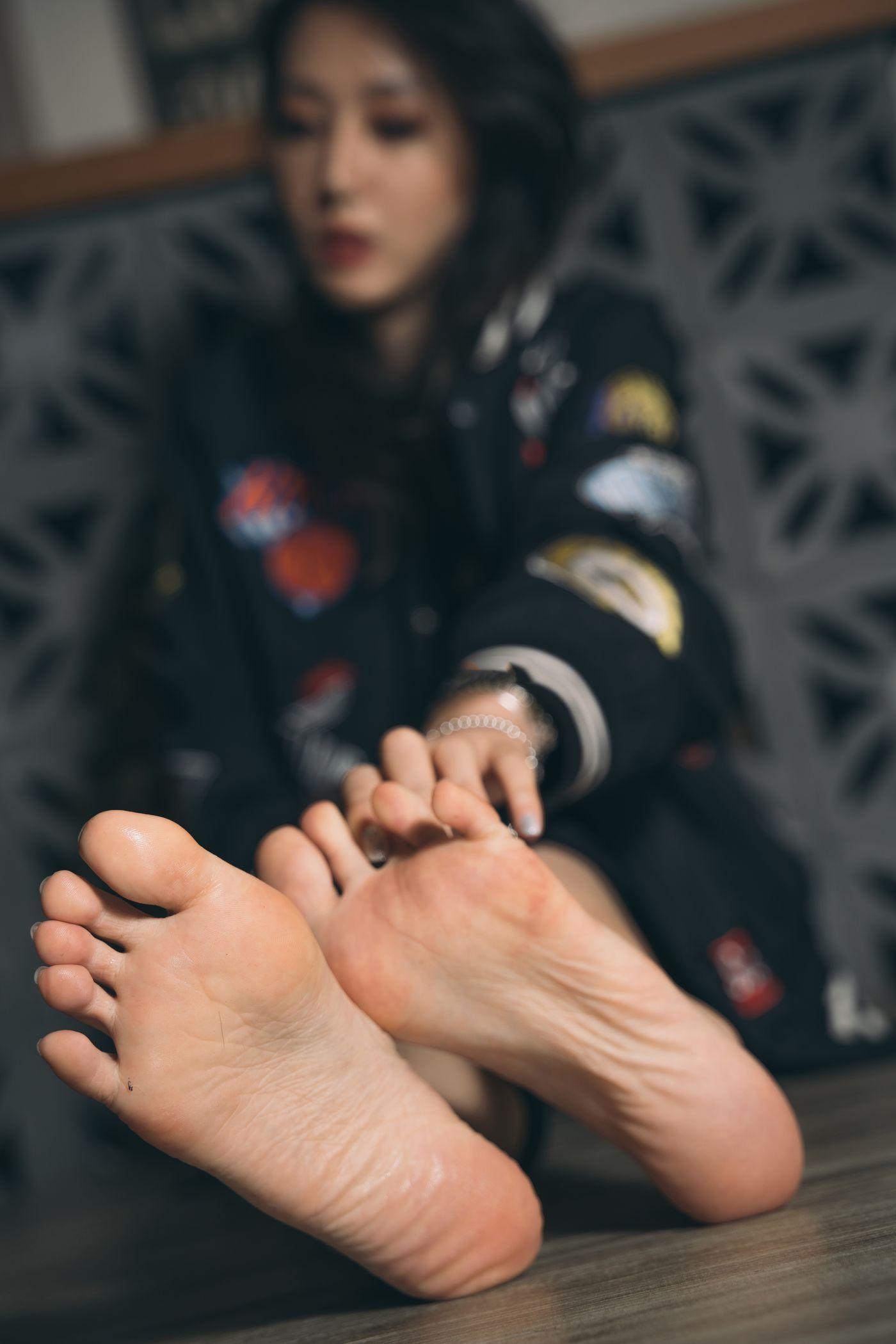 [Limerence] 009 性感妹子近距离撕扯黑丝袜 [200P]插图7
