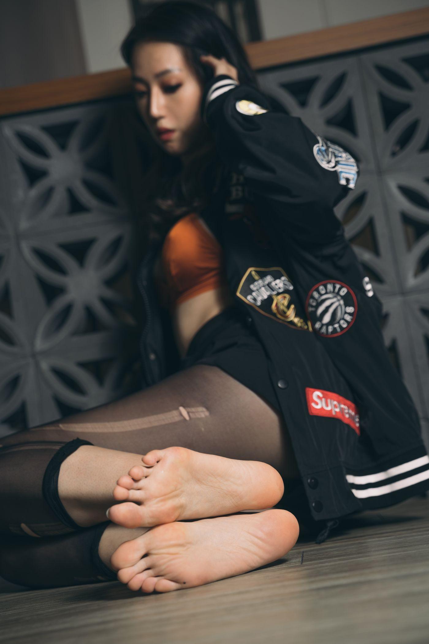 [Limerence] 009 性感妹子近距离撕扯黑丝袜 [200P]插图1