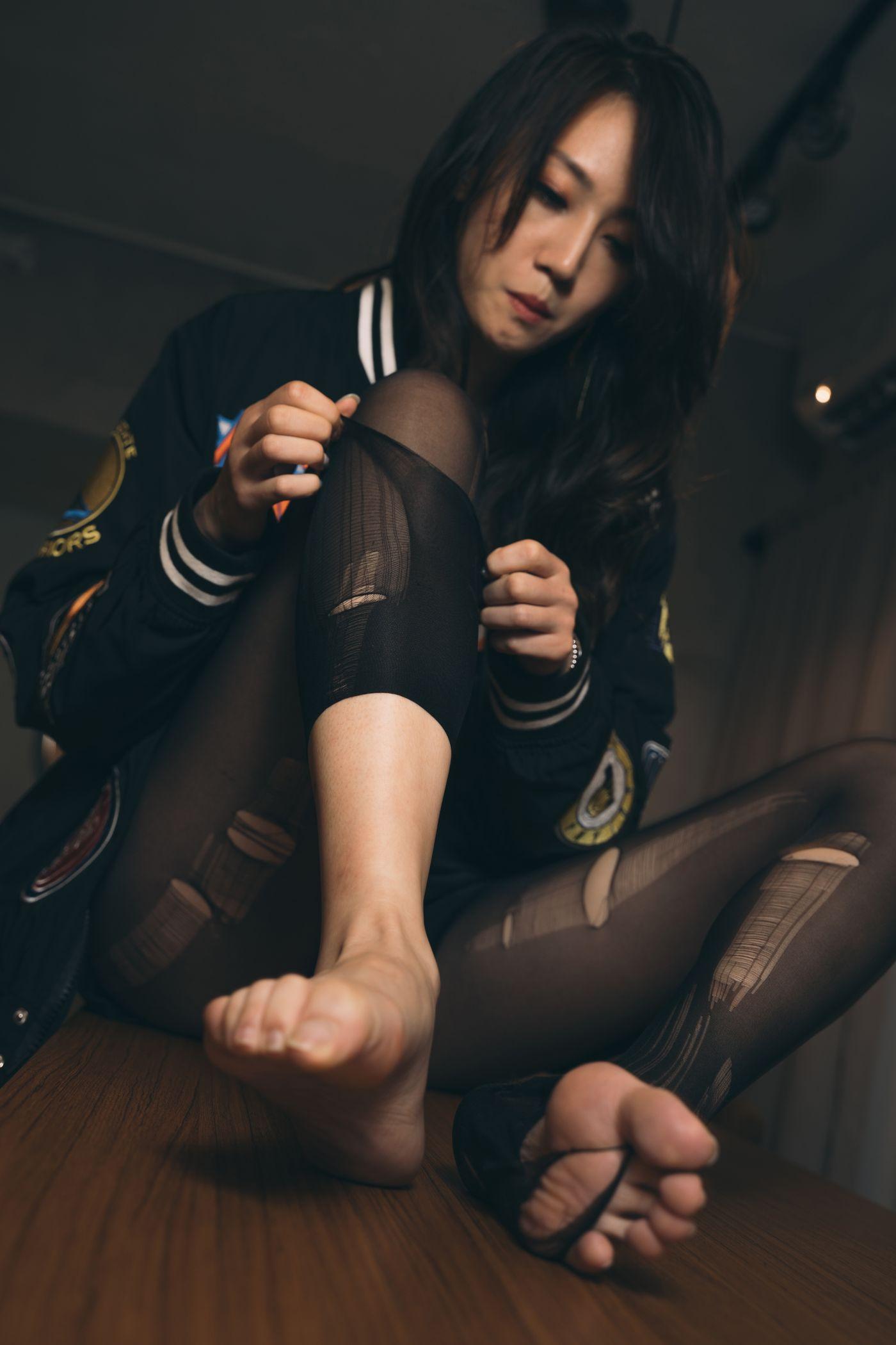 [Limerence] 009 性感妹子近距离撕扯黑丝袜 [200P]插图4