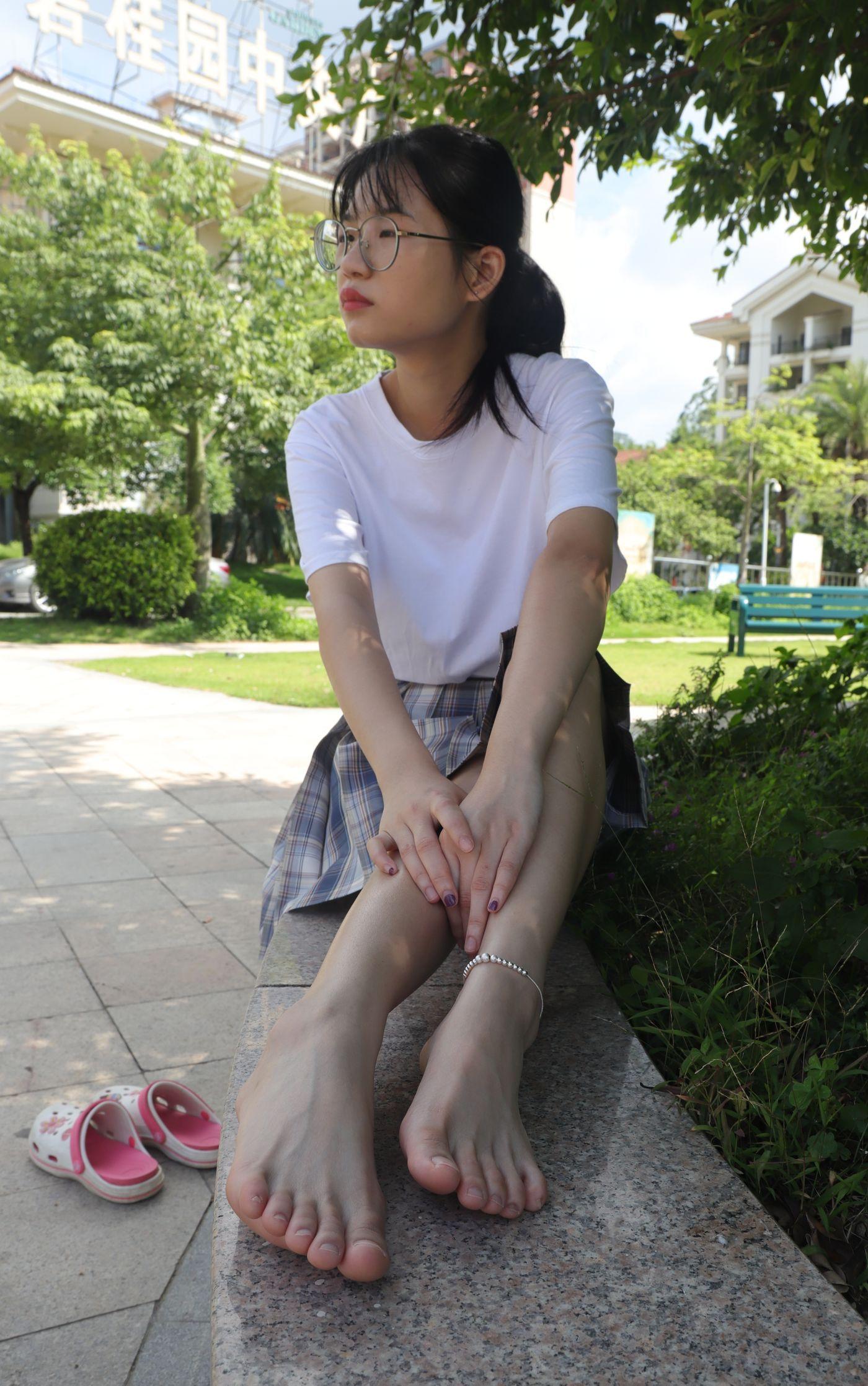 [Pary学生模拍] 003 大学生婉萍的雪白美脚 [130P]插图