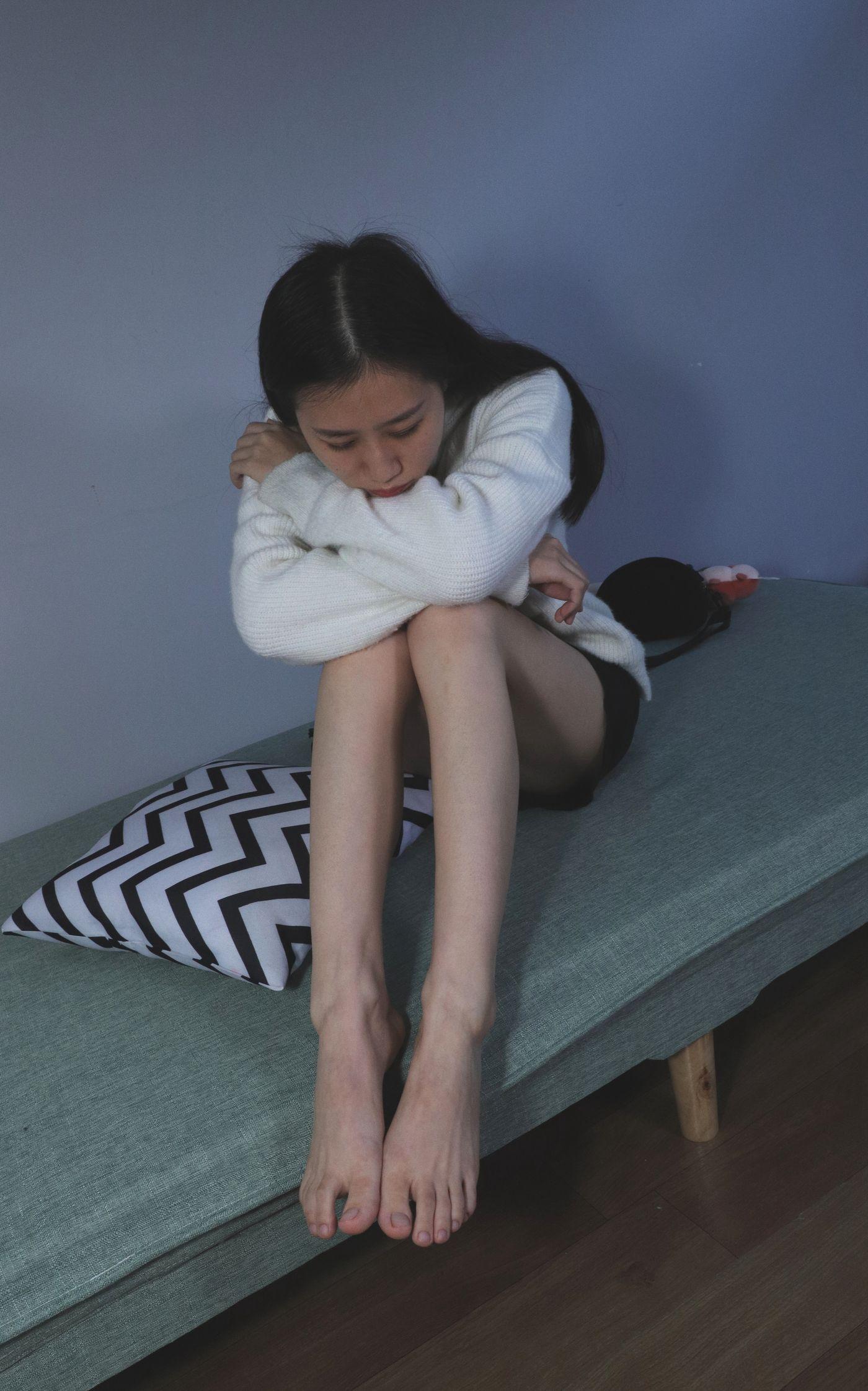 [Pary学生模拍] 016 极品美女小芳第二季室内展示修长美脚 [126P]插图2