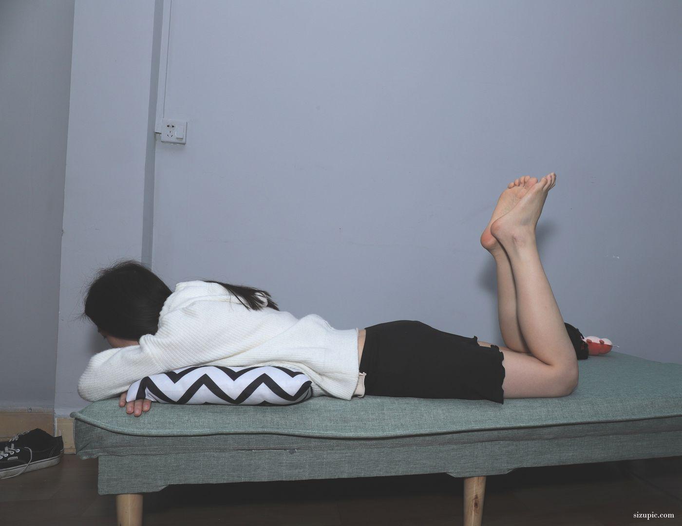 [Pary学生模拍] 016 极品美女小芳第二季室内展示修长美脚 [126P]插图4