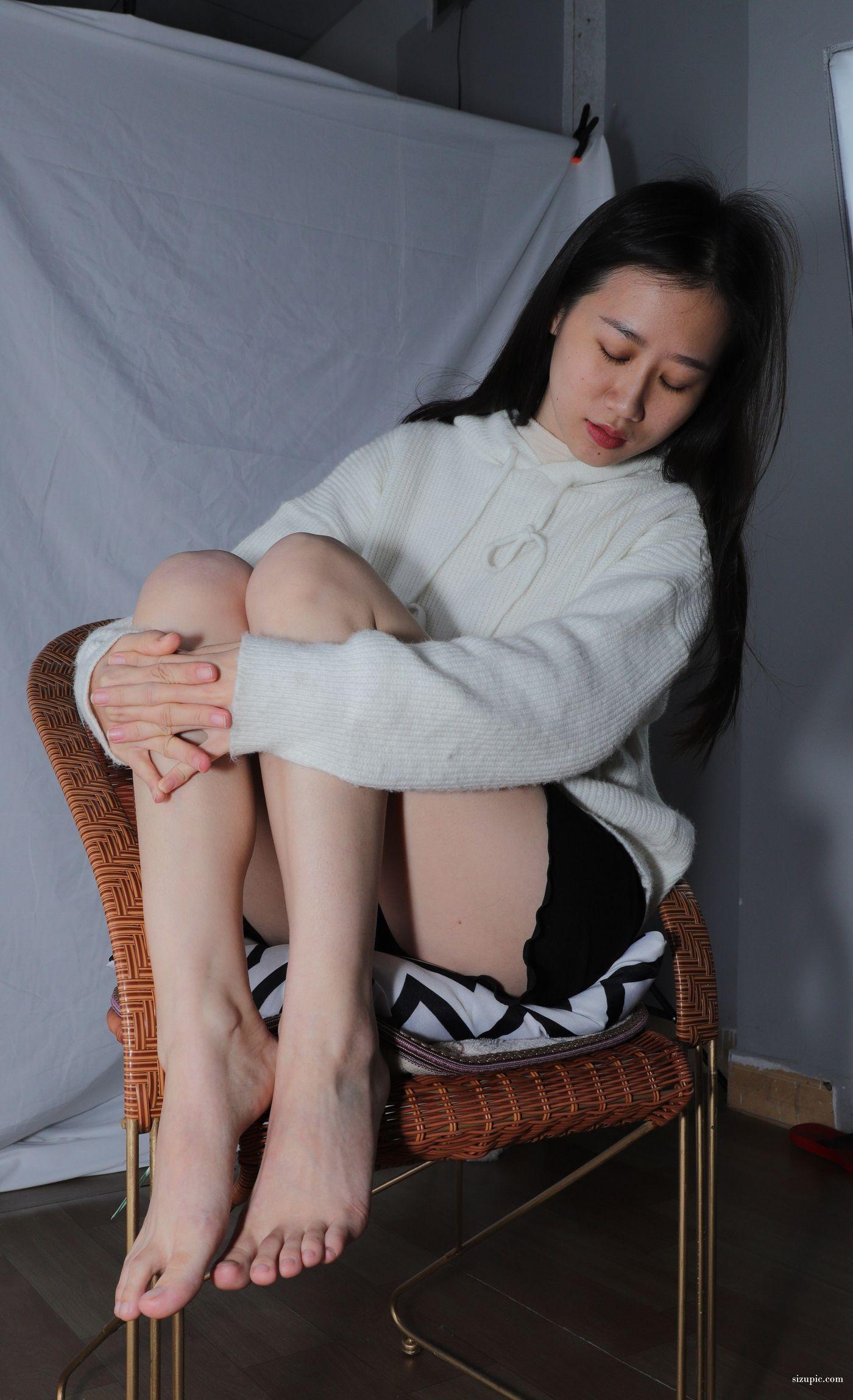 [Pary学生模拍] 016 极品美女小芳第二季室内展示修长美脚 [126P]插图3
