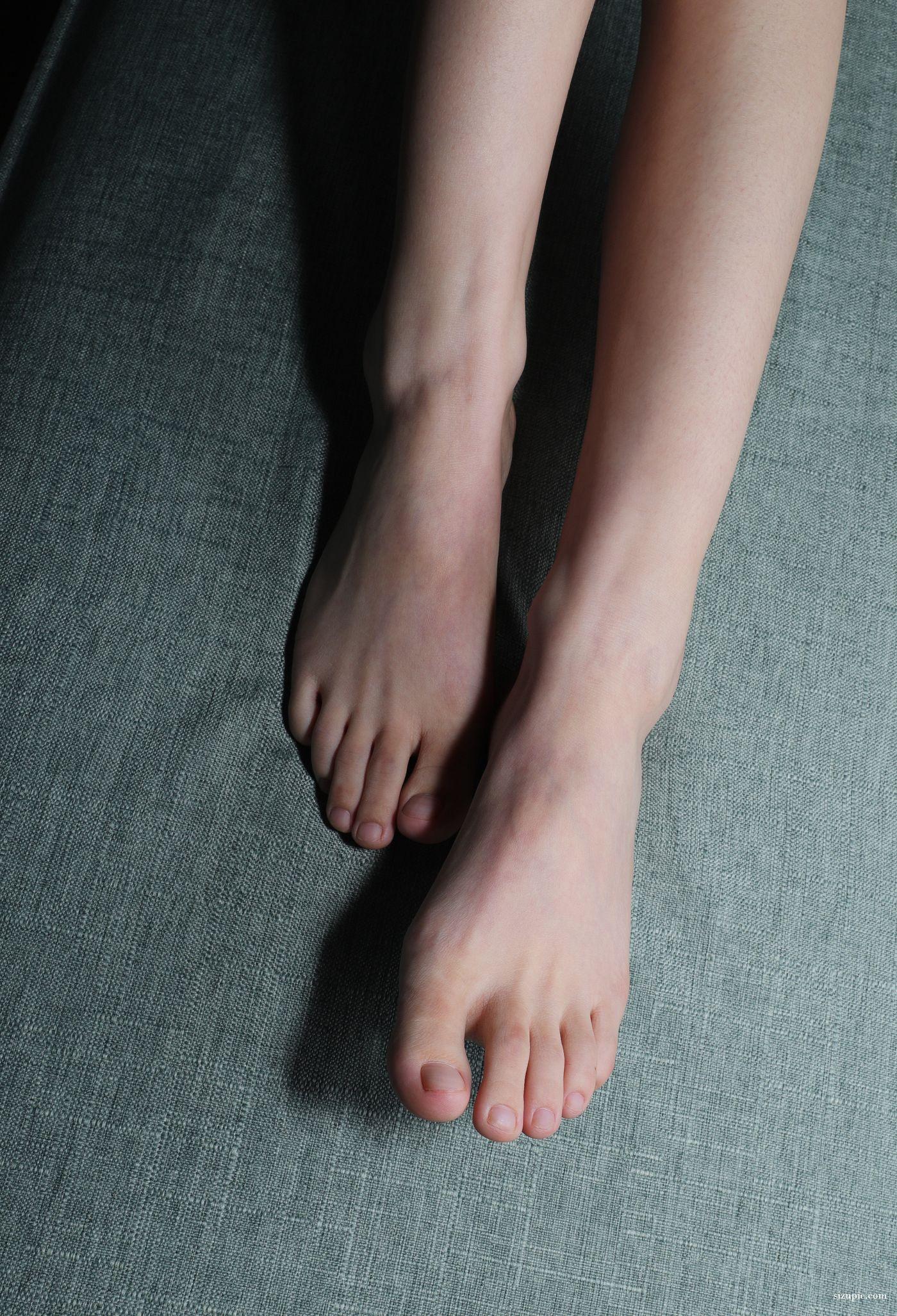 [Pary学生模拍] 016 极品美女小芳第二季室内展示修长美脚 [126P]插图7
