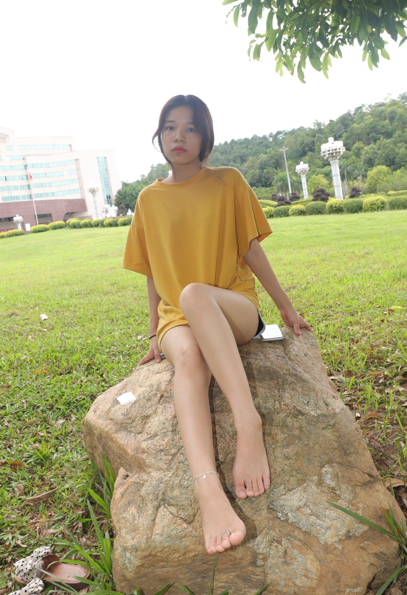 [Pary学生模拍] 038 新模小宁草地上大方露出美脚 [95P]插图